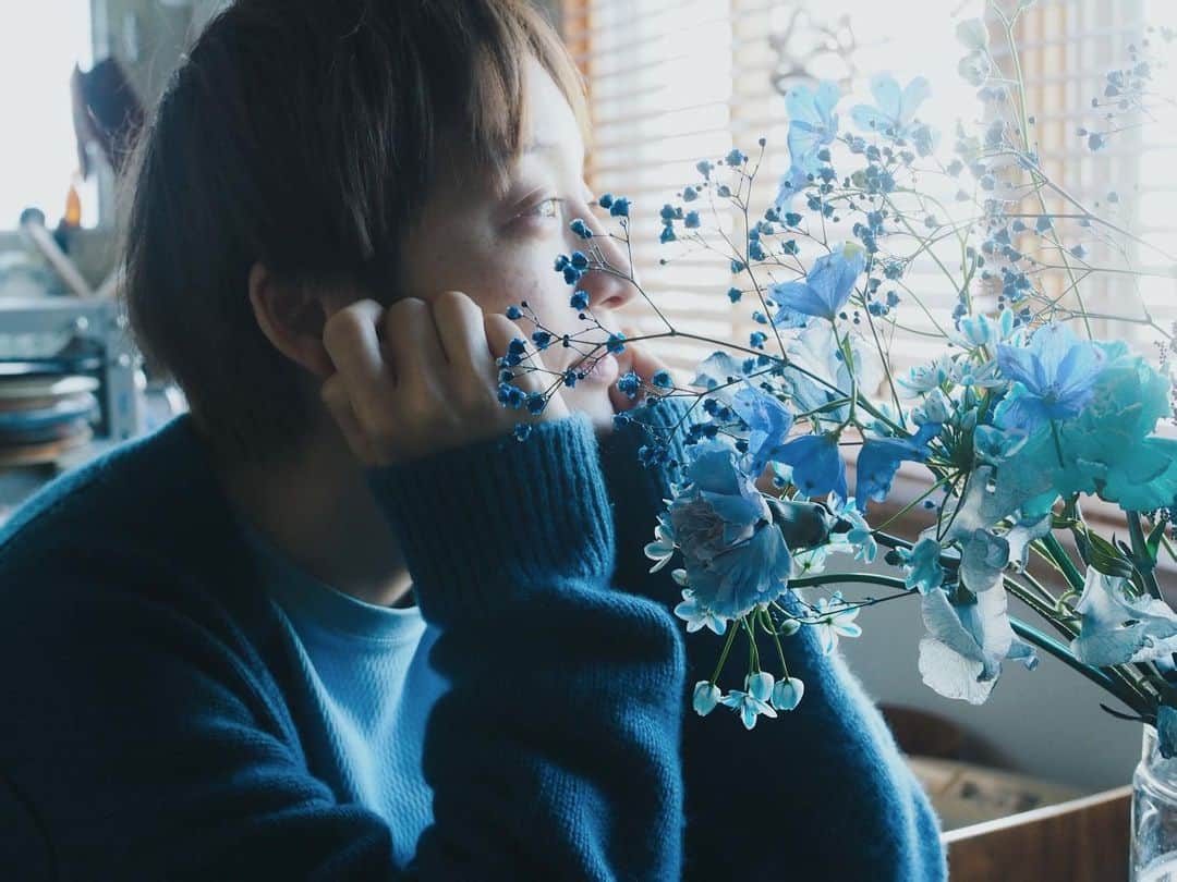 高山都さんのインスタグラム写真 - (高山都Instagram)「青いカーディガンと青い花」2月4日 10時00分 - miyare38