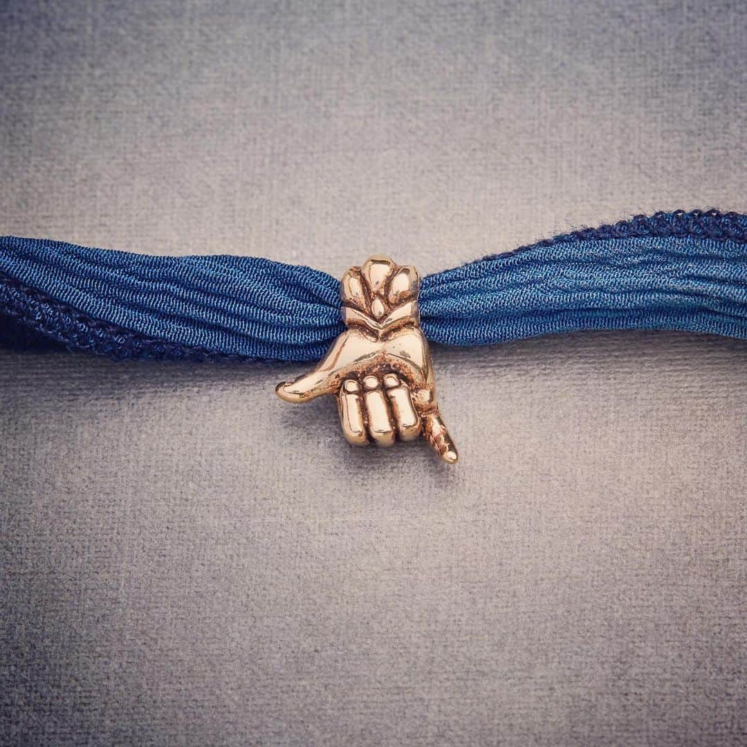 のインスタグラム：「Shaka 🤙🏾 the international surf culture hand gesture. Used in Hawai’i to share aloha, say hello and thank you . 📷@theohanaworkshop Peace 🌸 # shakas #mydesign #luckycharm #madewithaloha #ohana #artisan #hawaii #surf #islandliving」