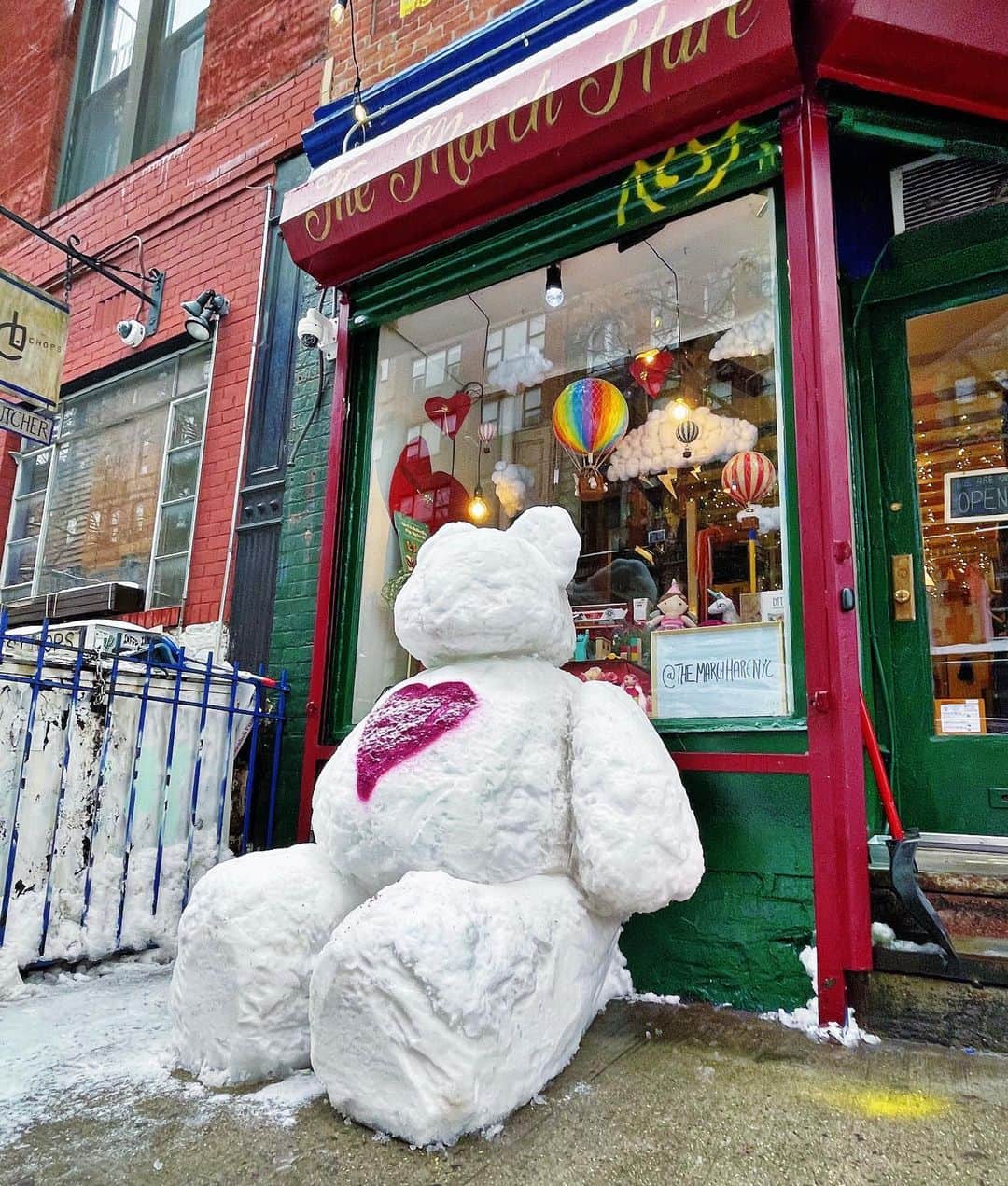 Ilana Wilesのインスタグラム：「Best winter storm moment so far was discovering this huge snow bear outside my favorite new toy shop. Thank you @themarchharenyc for bringing some magic to the East Village! I wasn’t with my kids so I had to use a stand in. Swipe left. I’ll bring Mazzy and Harlow by tomorrow!」