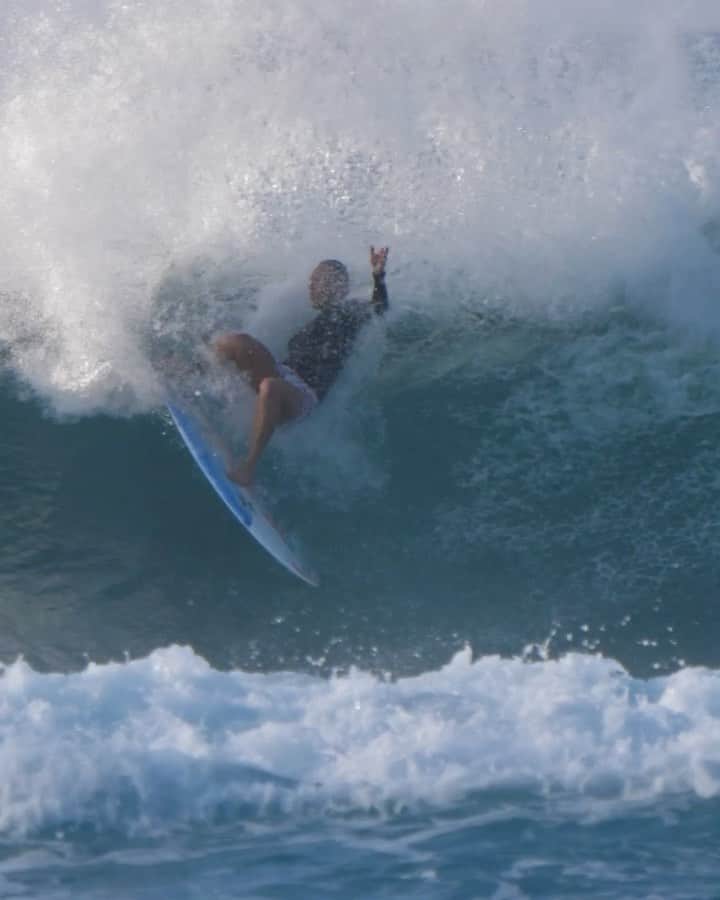 カリッサ・ムーアのインスタグラム：「North shore evening sessions 🎥/ @peterkingphoto」