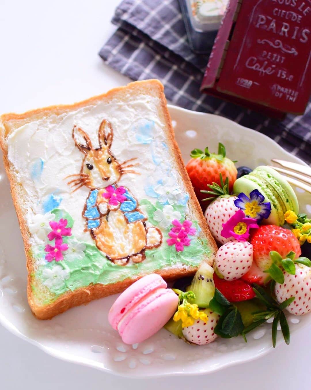 Little Miss Bento・Shirley シャリーのインスタグラム：「Who is a @officialpeterrabbit fan ? Here is a edible toast art for you !」