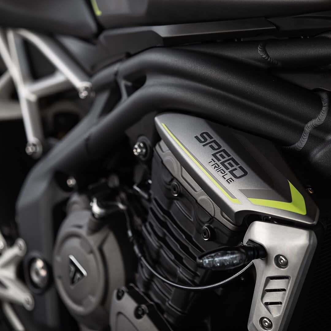 Triumph Motorcycles Japanさんのインスタグラム写真 - (Triumph Motorcycles JapanInstagram)「【新型 Speed Triple 1200 RS】 スロットルを捻れば体感できる力強い加速。3気筒エンジンは完全新設計で排気量が1160ccにアップしました。先代モデルより30PS向上した180PSの最高出力と125Nmの最大トルクがライダーの五感を刺激します。  ▼詳細はこちら https://bit.ly/3c2uDle  #理想のライドがそこにある  #SpeedTriple1200RS #スピードトリプル1200RS #トライアンフ #トライアンフはかっこいい #バイク #バイク好きな人と繋がりたい #バイクのある風景 #バイクが好きだ#バイク好き #バイク乗りと繋がりたい #理想のライドがそこにある#triumph #triumphofficial」2月4日 10時04分 - triumph_motorcycles_japan