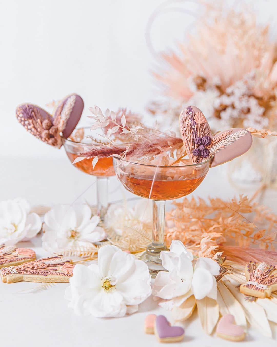 The Little Marketのインスタグラム：「Our margarita glasses have never looked prettier. Pair them with rosé and cookies for a Valentine's Day setup that will make you swoon. Link in bio to shop. 💖 ⠀⠀⠀⠀⠀⠀⠀⠀⠀ Design + Planning: @beijosevents, Photography: @daynastudios, Cookies: @arloscookies, Rosé: @onehope, Florals: @barefootfloral」