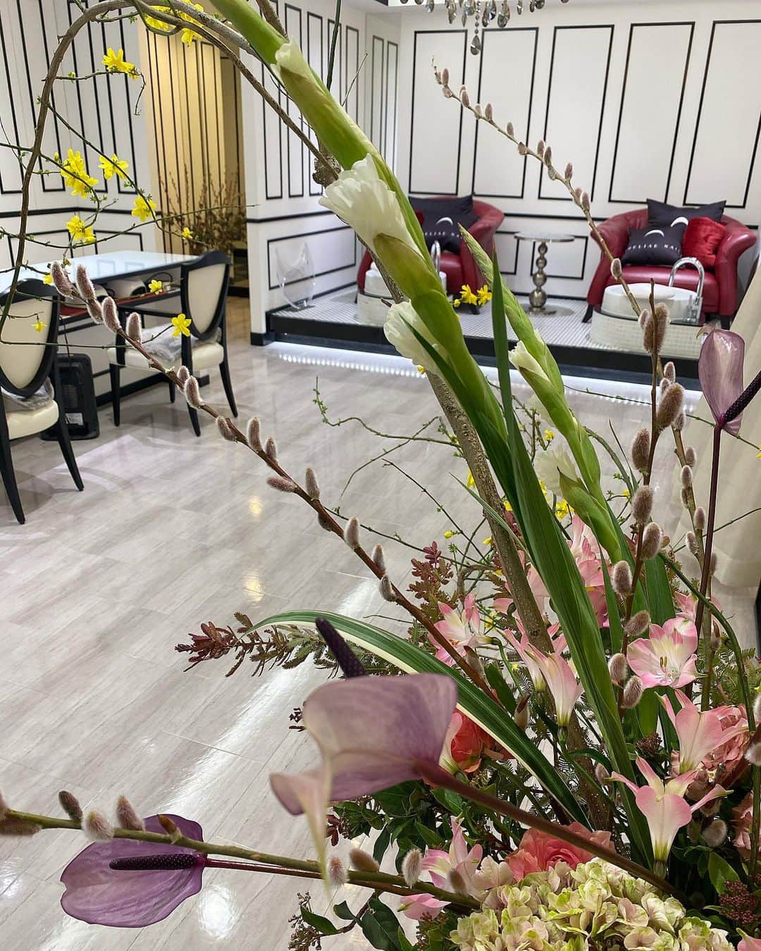 名古屋プレミアムネイルサロン アデリーネイルのインスタグラム：「今週はピンク🌸お花が美しい季節  イエローもすっごく素敵に咲いて  アデリーでは毎週火曜日にお花をチェンジ💐  いつ来てもお客様がワクワクする空間作りを✨  アデリーネイル ☎︎052-325-2533 名古屋市北区若葉通1-2レクサ若葉2階 1階無料駐車場となっております(6台有)#アデリーネイル#プレミアムネイルサロン #ネイル#ネイルサロン#名古屋#名古屋ネイルサロン#トレプロ#3Dネイルアート#nails#gelnails#nailart#スワロフスキークリスタル#アイラッシュサロン#サロンデザイン#フレンチネイル#네일#무광네일#살롱#flower#salon#アイラッシュサロン」