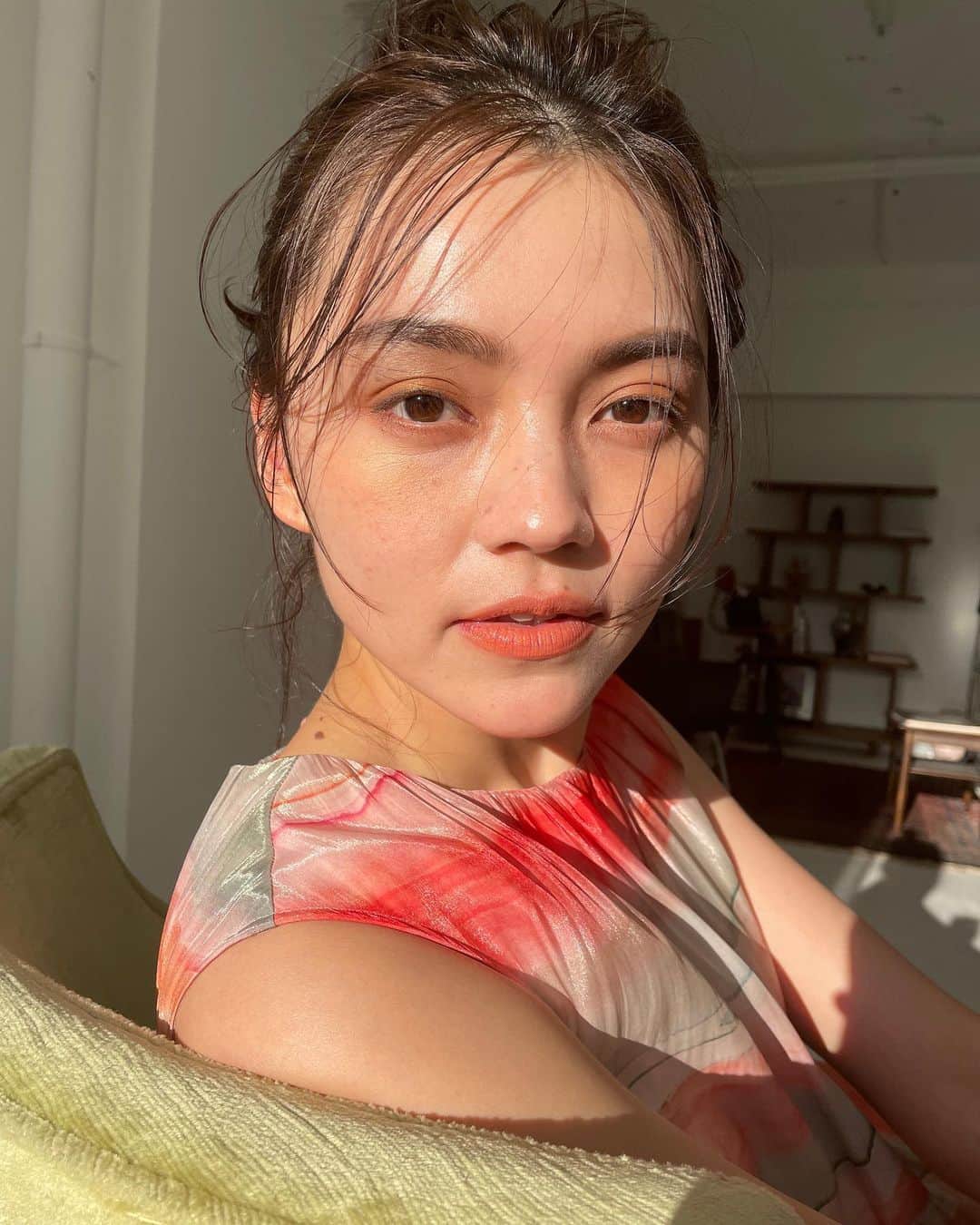 高原愛のインスタグラム：「ブラーミンのオレンジトーンのワンピースに合わせてオレンジメイク🍊 普段、色を使ったメイクはなかなかしないけど新鮮で素敵だった💓春夏は私もカラーメイク挑戦したいな☺️💕新しい化粧品買いに行きたいなぁ♪✨  皆さん今日も良い一日をお過ごし下さいませ♪😘🌈  #haveaniceday#goodday#happyholidays#smile#makeup#hairmake#lovely#orange#カラーメイク#ヘアメイク#モデル#撮影#ヘアアレンジ#美容#コスメ#可愛い#可愛い女の子#💕#😘#🌈」