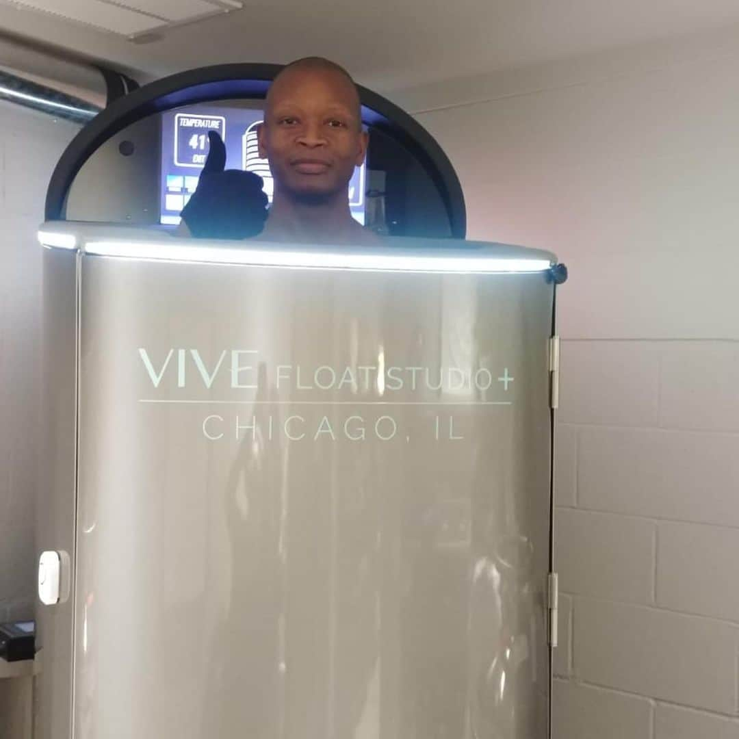 ラリー・ギリアード・Jrさんのインスタグラム写真 - (ラリー・ギリアード・JrInstagram)「One of my 1st adventures of 2021! I was invited to a 3min cryotherapy session. You basically get into a small closet where the temperature drops to below 300 degrees and freezes your A$$!!! The sign in the final pic was hanging in the lobby. It should read, “Always find time for the things that make you feel happy YOU SURVIVED!!!” First and last, but I did it. Putting a line through the space where this did not exist on my bucket list! 🌬❄️❄️😂 #cryotherapy #freezing #why #1anddone #2021」2月4日 10時18分 - thereallgjr