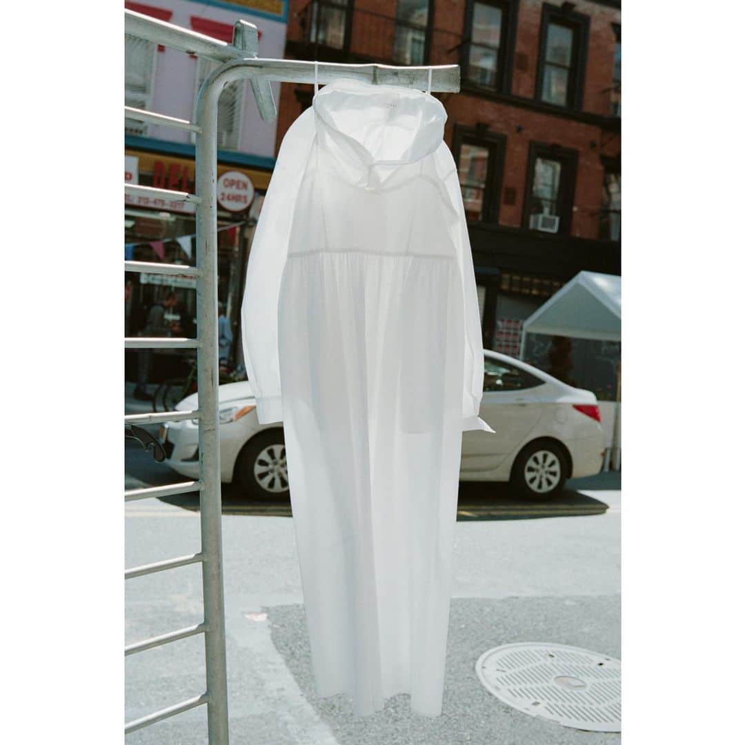 サワ タカイさんのインスタグラム写真 - (サワ タカイInstagram)「Oversized Pullover Shirt Strap Shirring Dress in White Cotton Shirting  #sawatakai #ss2021 #ss21 #springsummer2021」2月4日 10時19分 - sawatakai_official