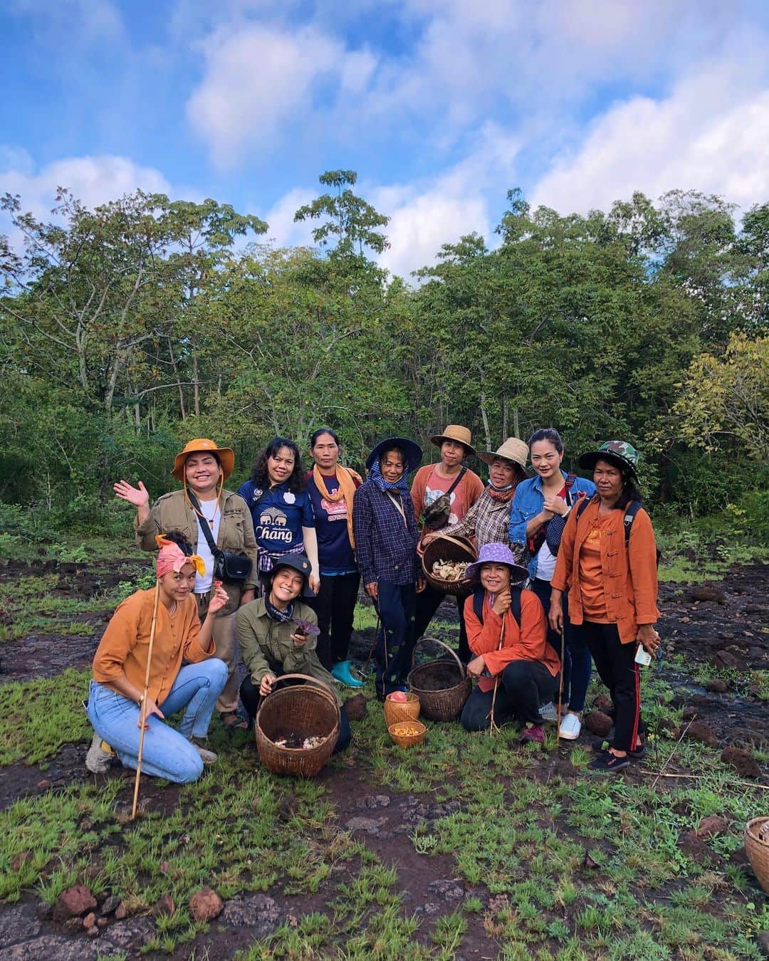 Amata Chittaseneeさんのインスタグラム写真 - (Amata ChittaseneeInstagram)「Goood Morninggggg 🍯🍄 Off to the forest for mushroom hunting 🐇 สาวๆบุรีรัมย์พาเข้าป่าเก็บเห็ด ทำอาหารเช้า👩🏻‍🌾 #buriram #Thailand #pearypiegoesgreen」2月4日 10時25分 - pearypie