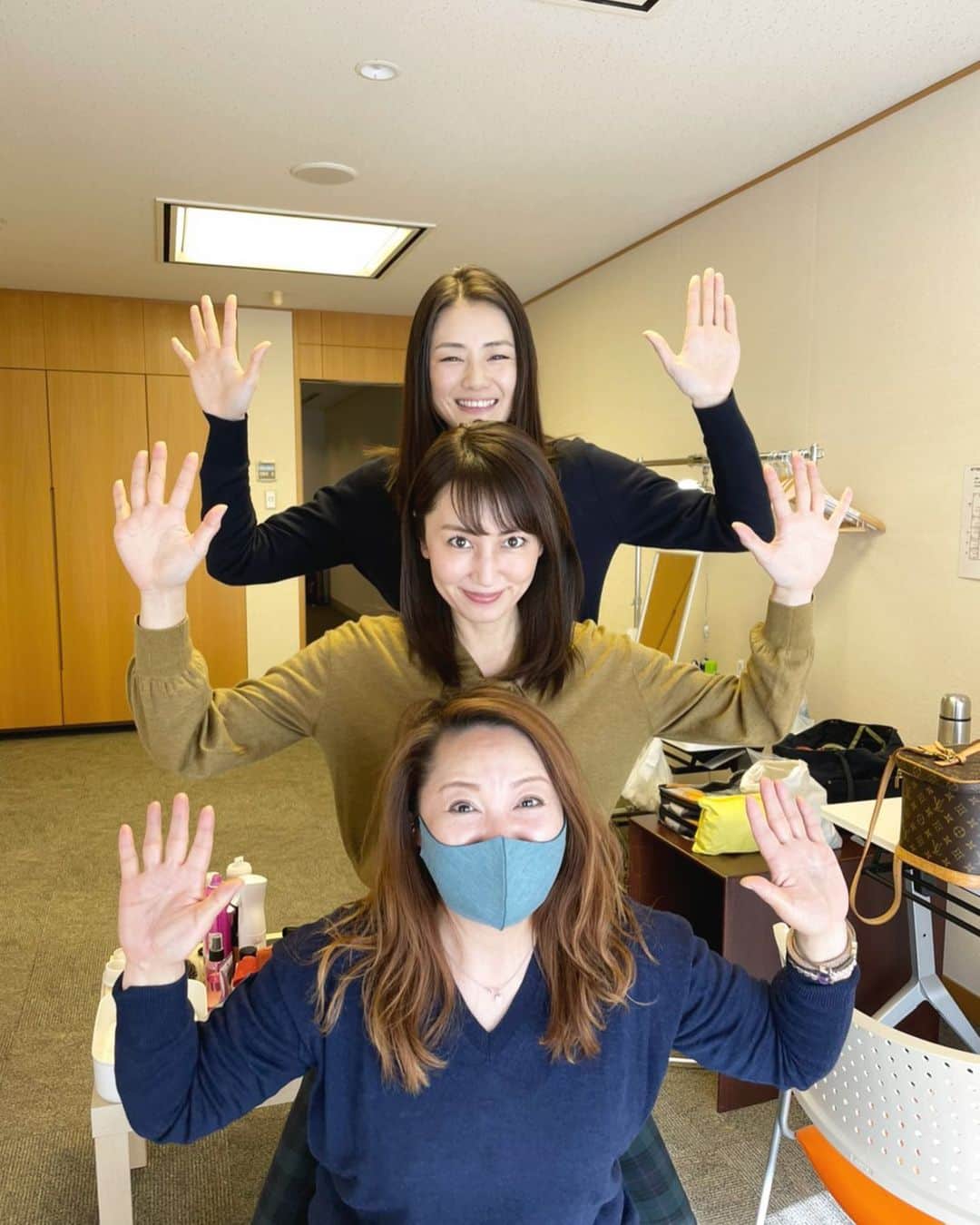 片山萌美のインスタグラム：「矢田さんとヘアメイクの長縄さんと謎ポーズ🤣 一緒に写真撮れて嬉しすぎます♡  #警視庁強行犯係樋口顕 #強行犯係樋口顕  #金曜夜8時　 #テレビ東京　 #第4話 #海風　 #矢田亜希子 さん #moemikatayama」