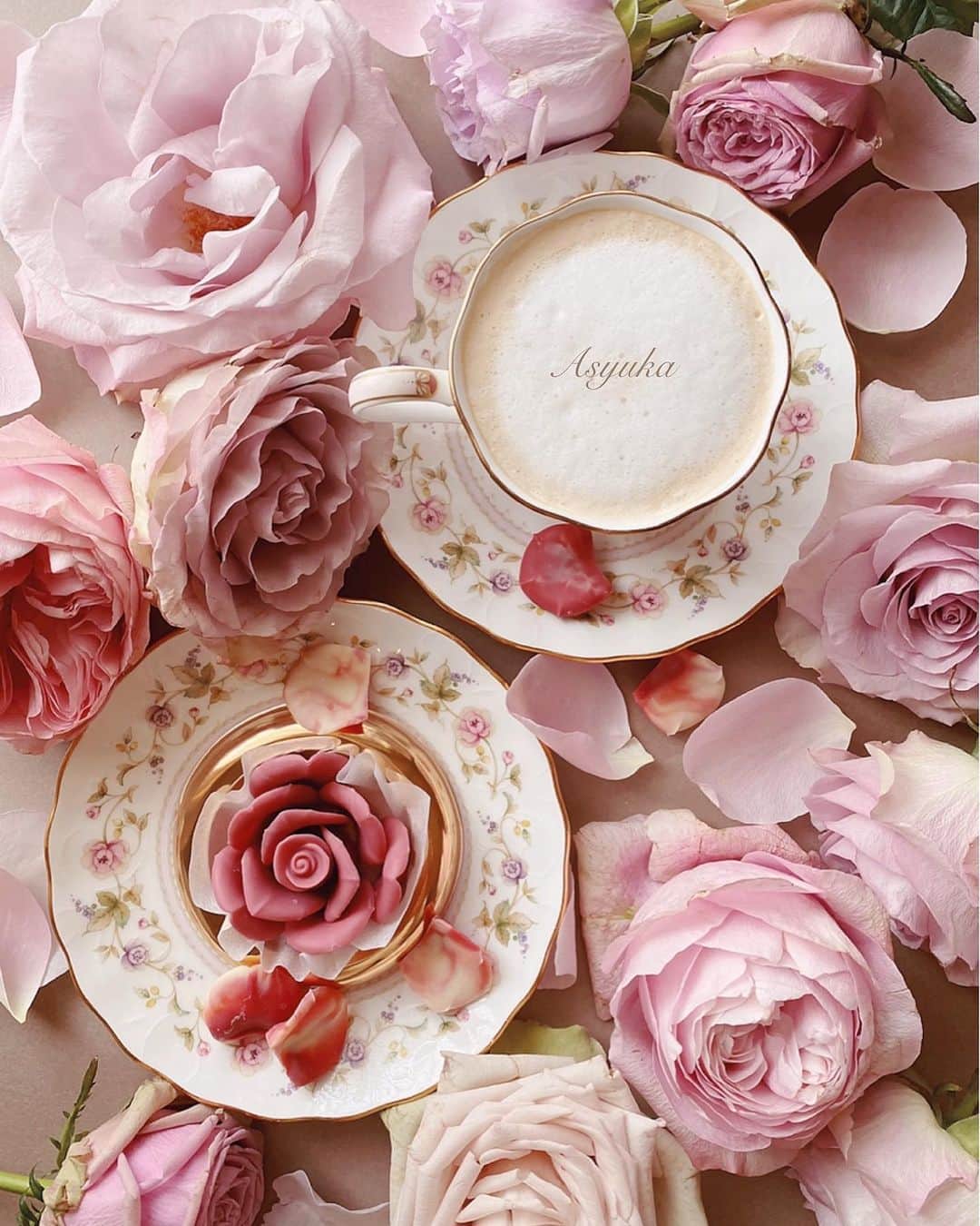 のインスタグラム：「薔薇チョコ♡ . . . #淀屋橋花屋アトリエk #おうちカフェ #アシュカの花あそび#花のある暮らし」