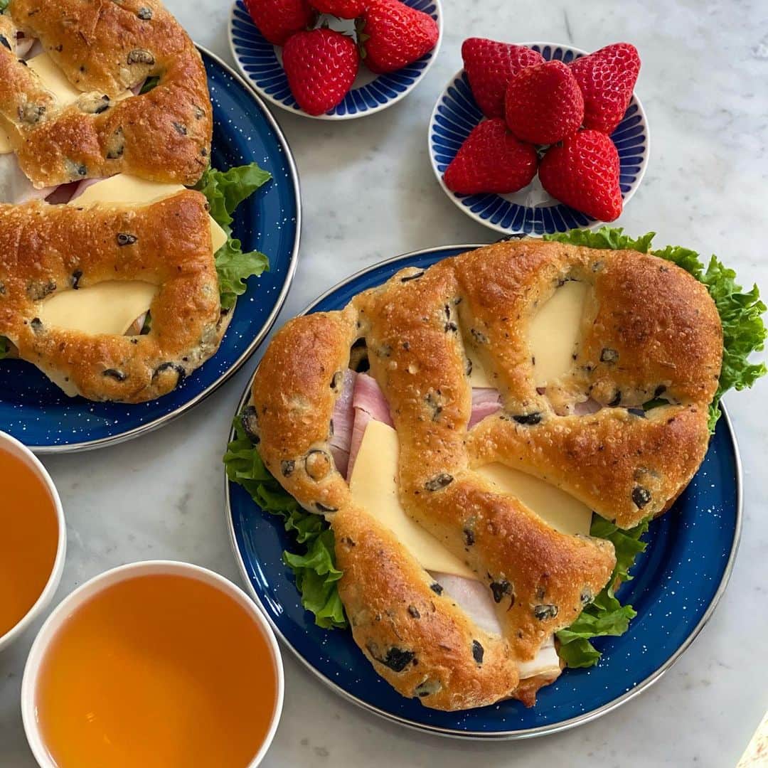 Symmetry Breakfastさんのインスタグラム写真 - (Symmetry BreakfastInstagram)「Fougasse 🌿 the beautiful French bread shaped like a leaf, these are from @luneursshanghai and I split them open carefully to make a sandwich 🥪 Fougasse is most common in Provence but it goes back to Roman origins to a bread called Panis focacius which is also the granddaddy to Italian focaccia! These thinner breads were developed to test the heat of wood burning ovens to make sure that larger more substantial loaves were cooked properly and nothing went to waste. The holes in the bread also maximise the surface area giving even more delicious crust #symmetrybreakfast」2月4日 10時39分 - symmetrybreakfast