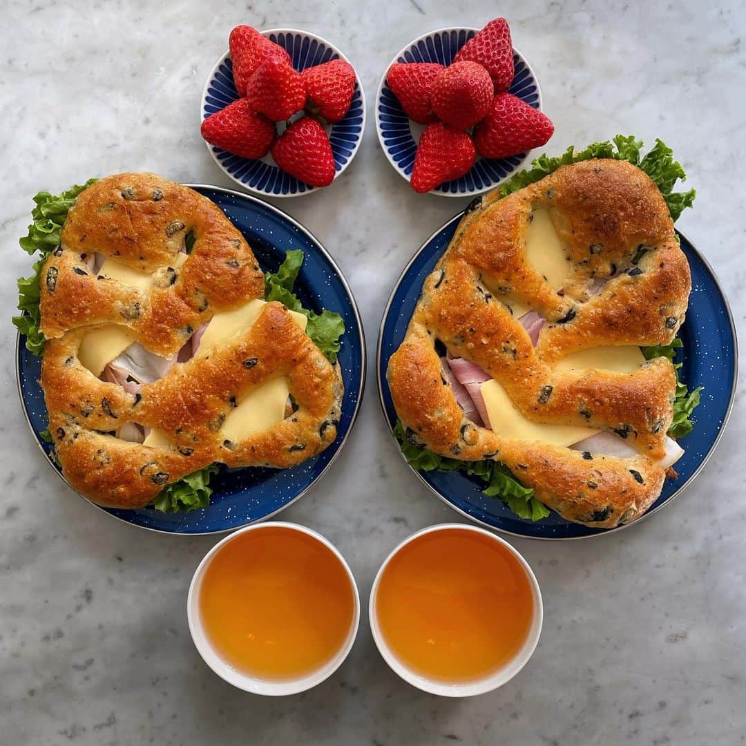 Symmetry Breakfastのインスタグラム：「Fougasse 🌿 the beautiful French bread shaped like a leaf, these are from @luneursshanghai and I split them open carefully to make a sandwich 🥪 Fougasse is most common in Provence but it goes back to Roman origins to a bread called Panis focacius which is also the granddaddy to Italian focaccia! These thinner breads were developed to test the heat of wood burning ovens to make sure that larger more substantial loaves were cooked properly and nothing went to waste. The holes in the bread also maximise the surface area giving even more delicious crust #symmetrybreakfast」