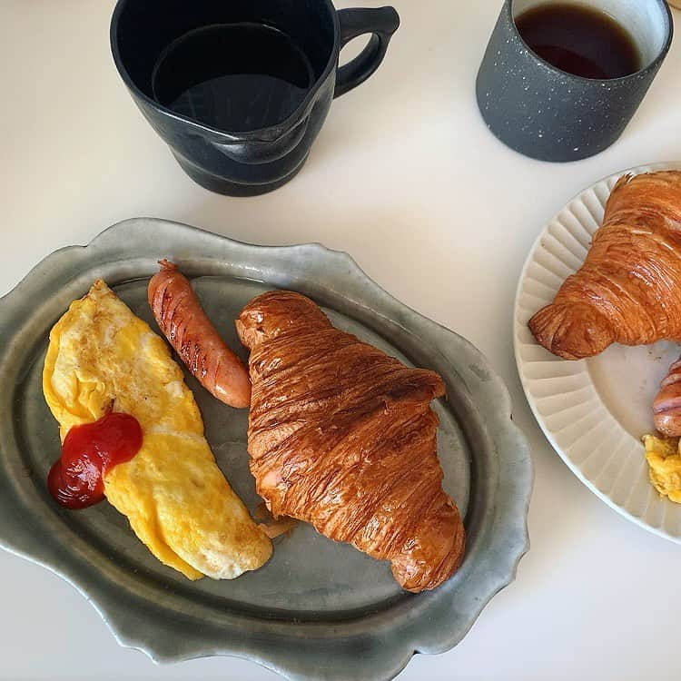 海下真夕さんのインスタグラム写真 - (海下真夕Instagram)「. 川の字に並んでるのが愛らしい🍳🍗🥐  📍 @le_ressort のクロワッサン バターの香りがなんとも🤤 パリッパリ。パリ、パリ、パリ気分🇫🇷  #leressort#le_ressort  #ルルソール#ルソール #駒場東大前  #クロワッサン #🥐 #パン屋 #美味しい #幸福感 #朝ごパン」2月4日 10時40分 - kaigeworld