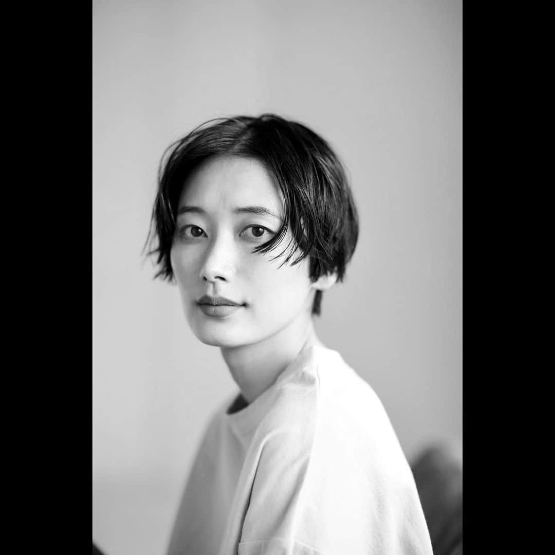 のインスタグラム：「潮田あかり  撮影：中村彰男 . https://neutral-tokyo.com/models/ushioda . #潮田あかり #nmtinc #モデル #ポートレート #モノクローム」