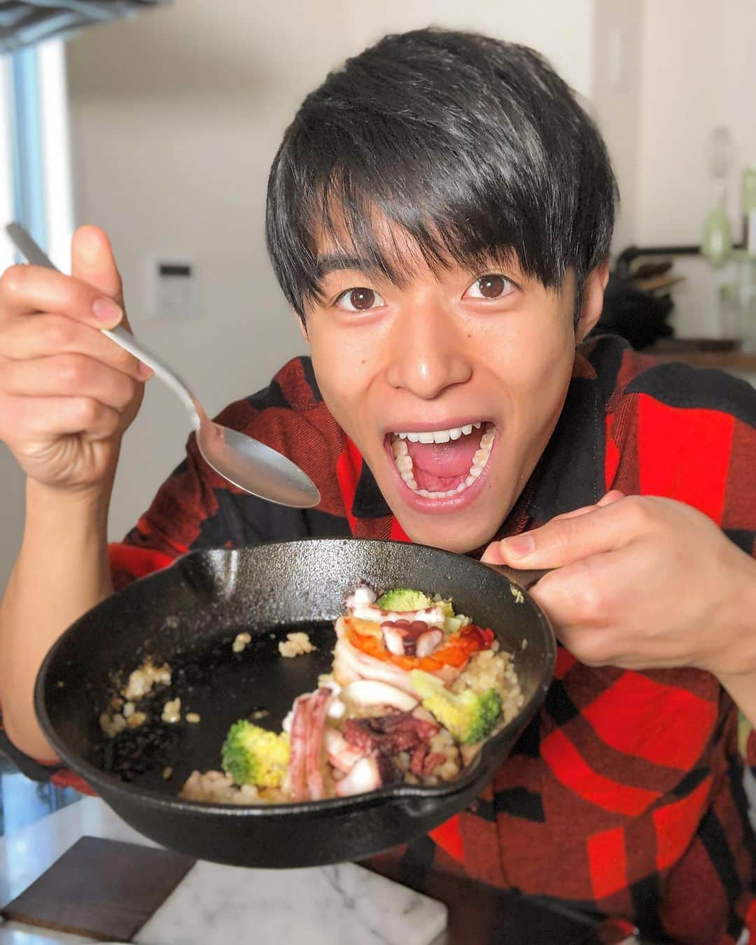 池田航さんのインスタグラム写真 - (池田航Instagram)「Let's share the paella which I cooked in two people ❤ ･ ･ 朝から生放送ありがとうございます！飯テロすみません🥰 なんやかんやであの量は僕にとっては1人前でした。😳 ･ ･ 作り方はYouTubeに上がってます❤ 【kohcooking】で検索してね❤ ･ ･ #おうちのみんなを楽しませるために毎日LIVE実施中 #一緒に最高のおうち時間を過ごそう #おうち時間  #おうちの過ごし方  ･ ･ #小池知事メッセージ  #緊急事態処置実施中 #緊急事態宣言 #自宅待機   @tocho_covid19  東京都公式の緊急事態処置実施活動のアカウントが出来ているみたいです！ 日々変わっていく情報の中でより早くコロナウイルスの情報を教えてくれるみたい！ 東京都のみんなはチェックしてみて😌 ･ ･ YouTubeにて🔎KOHクッキング🔍で 動画投稿してます！ 【池田航】で検索してね❤ ･ ･ ･ 料理アカウントもよかったらフォローしてね✨☞@chef.koh ･ ･ #富山県 #富山 #オム男子 #鎧勇騎月兎 #池田航 #スパコマ #超コマ #食育インストラクター #調理師免許 #スーパーフードプランナー #歯並び #料理男子 #笑顔」2月4日 10時45分 - kohcooking