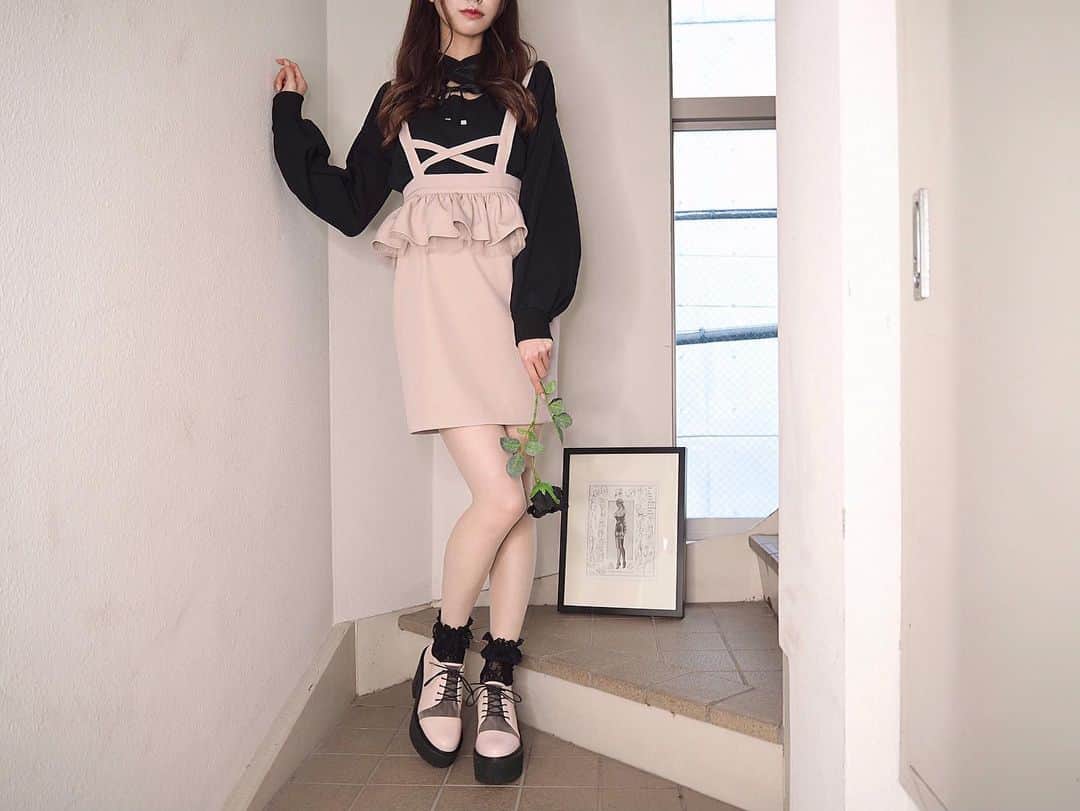 EATMEのインスタグラム：「2.4 update... #EATME #FEBRUARY  #NEW #ITEM . TOP画面のURLからEATME WEB  STOREをCHECK▶︎▶︎▶︎ @eatme_japan . 🌹デコルテスウェットトップ ¥8,150(＋tax) BLU.PNK.BLK ☑︎FREE ※2.5発売予定 . 🌹ペプラムスカート ¥9,000(＋tax) PNK.BLK.MIX ☑︎S/M ※2.9発売予定 . 🌹シースルーレースアップシューズ ¥13,000(＋tax) PNK.CRM.BLK ☑︎S/M/L ※発売中 . #EATME_COORDINATE #eatmejapan #イートミー」