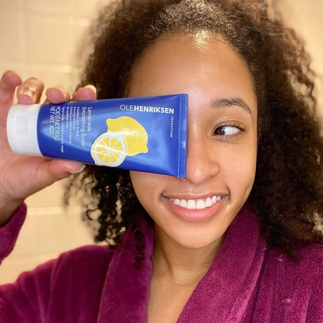 ウラヘンリクセンさんのインスタグラム写真 - (ウラヘンリクセンInstagram)「Straight up skin perfection 😍@clapbacksandcontours uses Lemonade Smoothing Scrub to instantly exfoliate, polish and reduce the look of pores. Why do you love this scrub? 💙#Regram」2月4日 11時00分 - olehenriksen