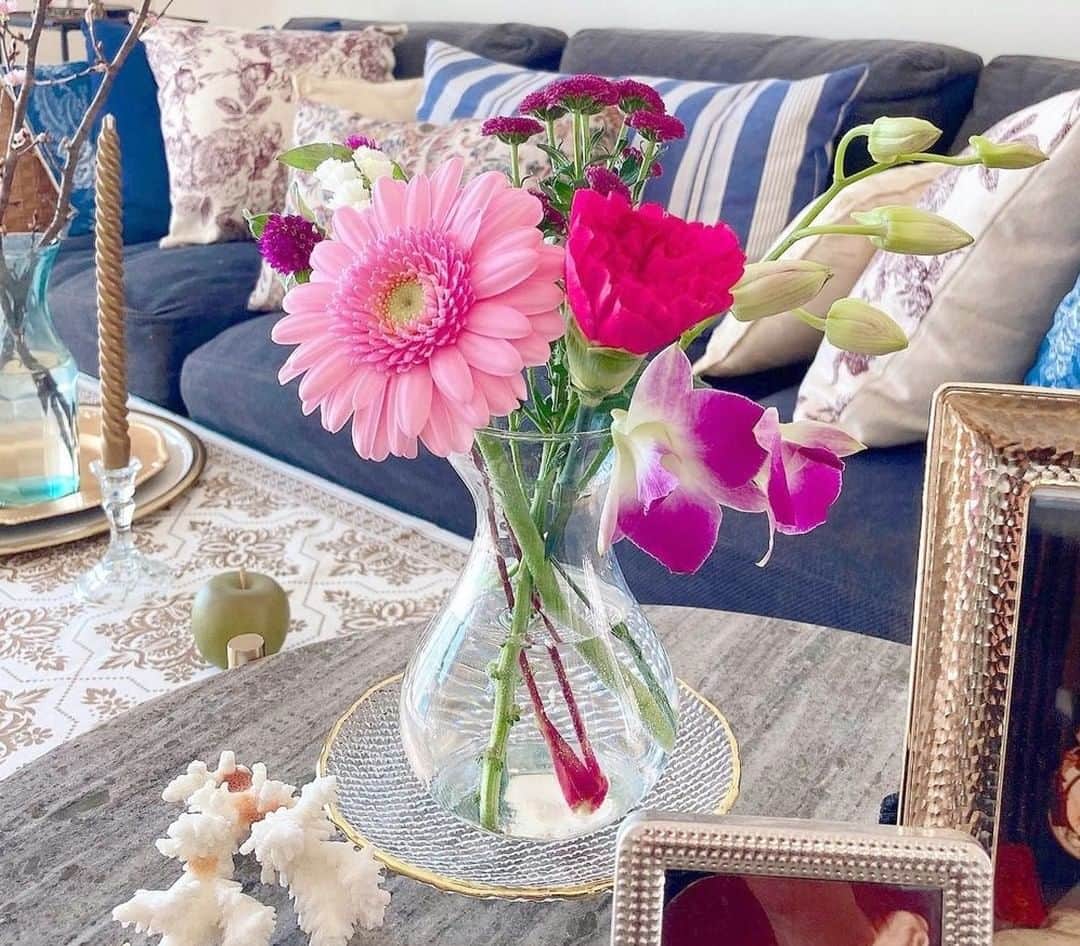 Bloomee LIFEのインスタグラム：「カラフルかつビビッドな色合いで お部屋の中が一気に華やかに💐  お花があることでより一層 素敵な空間になっています🌺✨  目に入るたびに 気分もリフレッシュできそうですね♪  @chloe.cocker33 さんのお写真  #bloomeelife#ブルーミーライフ#お花の定期便#プチブーケ#サブスク#花のある生活#花好きな人と繋がりたい#おうち時間#花部#花写真#花が好き#花を飾る#暮らしを楽しむ#日々の暮らし#丁寧な暮らし#日々#お花のある暮らし#素敵な休日#暮らしを整える#くらしのきほん#日々の暮らしを楽しむ#丁寧に暮らす#おうち時間#インテリアフラワー#ナチュラルインテリア#豊かな暮らし」