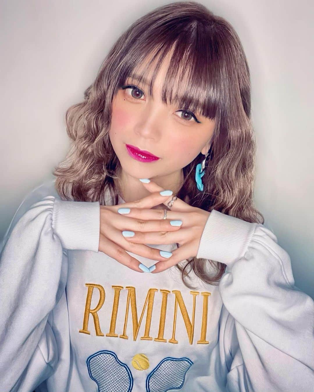 橘咲良のインスタグラム：「💙💙💙 #パーマスタイル #パーマ風 #波ウェーブ  #hairstyle #skyblue #nail #fashion #お気に入り #new #parker」