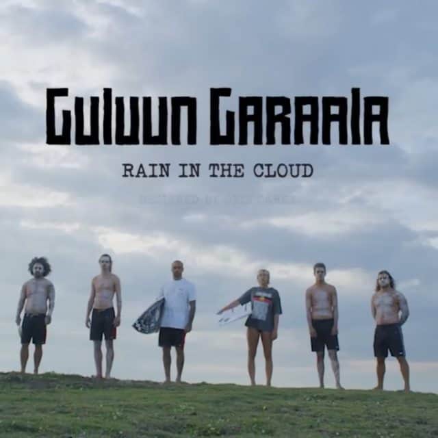 ビラボンのインスタグラム：「GULUUN GARAALA (Rain In the Cloud). ⠀  オーティスの最新コレクションを紹介! オーストラリアの先住民族アボリジニーの血を引くフリーサーファー／アーティスト Otis Careyが手がけるコレクションは、広大なオーストラリアの大自然からインスパイアされた美しいArtです。    Introducing our latest Gallery collection with Gumbaynggirr/Bundjalung man @OtisHopeCarey whose art and surfing is inspired by his close-knit community and the interconnectedness of country. ⠀  @otishopecarey @jaleesavincent @bularri_muurlay_nyanggan @collectivedigital」