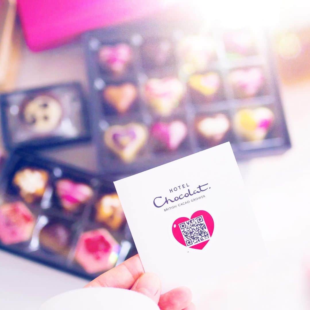 amiのインスタグラム：「． Gifts for my son  ． 今年のバレンタインチョコには サプライズでスティーカミQRシールを ぺたりと貼りました❤️  このシール、相手の方がQRコードを 読み込むと、私からの動画や写真を 簡単に見ることができちゃいます♡ ．  特別なプレゼントになること 間違いなさそう！と思い、 今回は息子へのメッセージを 入れましたよ〜❤️笑  バレンタインにはチョコと一緒に スティーカミQRシールで 喜ばれること間違いなしですね🎁💓  ． #サプライズ#サプライズプレゼント#QRコード#プレゼント#スティーカミQRシール#QRシール#シール」