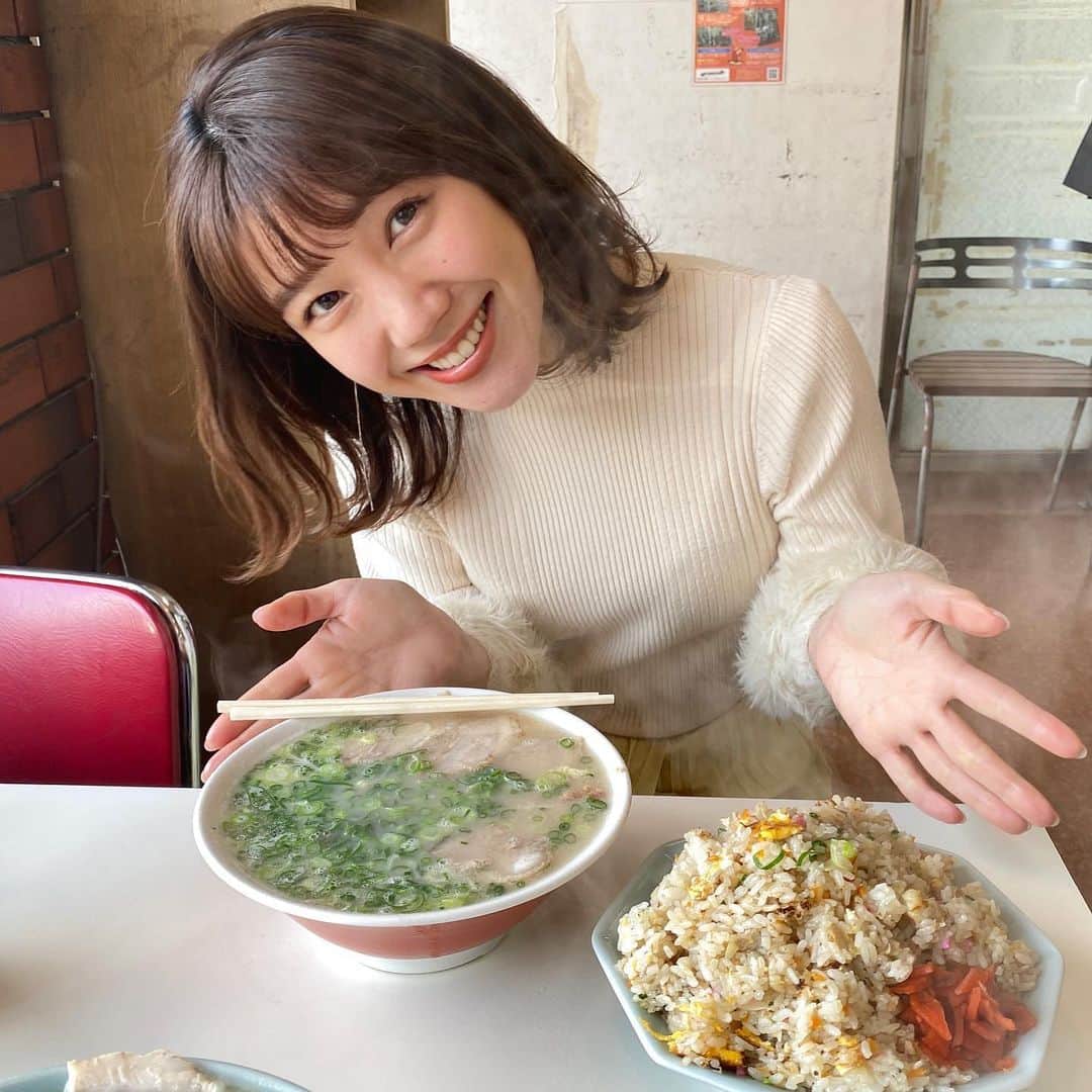 黒田りささんのインスタグラム写真 - (黒田りさInstagram)「🍜 . #くろりさもぐもぐシリーズ . 久留米ラーメン 【ひろせ食堂】 . 行列ができる久留米の老舗ラーメン食堂。 この日は並ばずに入れました＊ . 地元久留米で有名なお店の一つで ずっと行ってみたかった…！ 今回取材で久留米に行った帰りに 初めて立ち寄らせて頂きました♡♡ . "ひろせに行ったら焼き飯ば食べないかんよ〜！" と言われるがまま ラーメン焼き飯セットを注文！ . そして登場したこちら… 大盛りじゃなくてこの量なのです😱 . ２枚目動画ちょこっと編集したから観てね✨ . ラーメンはあっさりコク旨！ 久留米ラーメンらしく海苔とゆで卵が入っています♪ . 焼き飯はお野菜たくさん、卵に、 旨味たっぷりの油でコーティングされたごがたまらん… ザ・焼き飯！というすごい濃いめの味付けが最高です👏 . おそらくお茶碗3〜4杯くらいある普通盛り焼き飯🍚 がんばったけど完食はできず…🤦🏼‍♂️ . ちゃんと準備されているアルミホイルにくるんで お持ち帰りしました🥺♡ . この焼き飯で、今朝はおうちでひろせ食堂したよ🤤🍜 . . 満腹＆満足必至のひろせ食堂へ 皆さまもぜひ〜☺️♡♡ . . ------------------------ ひろせ食堂 . 福岡県久留米市梅満町1112-4 . お店の前に数台駐車場あります◎ . おじちゃんおばちゃん数人でなさっていたので、ゆっくり待てる時がおすすめです♡ . . ------------------------ . #久留米ラーメン#福岡ラーメン#ラーメン#とんこつラーメン#焼き飯#ひろせ食堂 #ラーメン焼き飯セット#麺スタグラム#福岡グルメ#久留米グルメ#もぐもぐタイム」2月4日 11時04分 - kurorisa_14