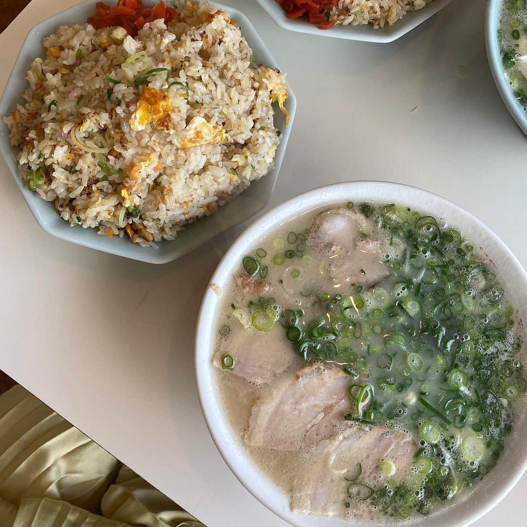 黒田りささんのインスタグラム写真 - (黒田りさInstagram)「🍜 . #くろりさもぐもぐシリーズ . 久留米ラーメン 【ひろせ食堂】 . 行列ができる久留米の老舗ラーメン食堂。 この日は並ばずに入れました＊ . 地元久留米で有名なお店の一つで ずっと行ってみたかった…！ 今回取材で久留米に行った帰りに 初めて立ち寄らせて頂きました♡♡ . "ひろせに行ったら焼き飯ば食べないかんよ〜！" と言われるがまま ラーメン焼き飯セットを注文！ . そして登場したこちら… 大盛りじゃなくてこの量なのです😱 . ２枚目動画ちょこっと編集したから観てね✨ . ラーメンはあっさりコク旨！ 久留米ラーメンらしく海苔とゆで卵が入っています♪ . 焼き飯はお野菜たくさん、卵に、 旨味たっぷりの油でコーティングされたごがたまらん… ザ・焼き飯！というすごい濃いめの味付けが最高です👏 . おそらくお茶碗3〜4杯くらいある普通盛り焼き飯🍚 がんばったけど完食はできず…🤦🏼‍♂️ . ちゃんと準備されているアルミホイルにくるんで お持ち帰りしました🥺♡ . この焼き飯で、今朝はおうちでひろせ食堂したよ🤤🍜 . . 満腹＆満足必至のひろせ食堂へ 皆さまもぜひ〜☺️♡♡ . . ------------------------ ひろせ食堂 . 福岡県久留米市梅満町1112-4 . お店の前に数台駐車場あります◎ . おじちゃんおばちゃん数人でなさっていたので、ゆっくり待てる時がおすすめです♡ . . ------------------------ . #久留米ラーメン#福岡ラーメン#ラーメン#とんこつラーメン#焼き飯#ひろせ食堂 #ラーメン焼き飯セット#麺スタグラム#福岡グルメ#久留米グルメ#もぐもぐタイム」2月4日 11時04分 - kurorisa_14