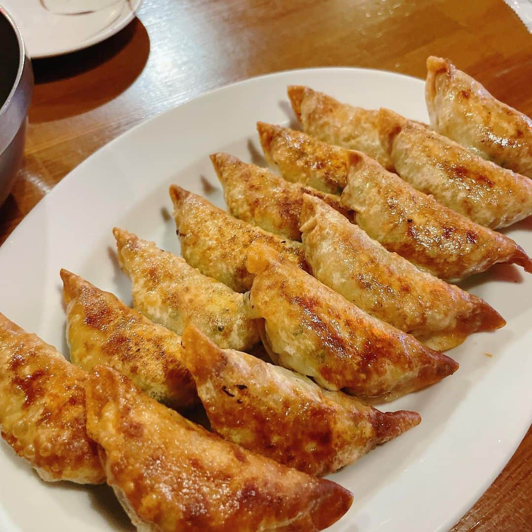 梅本晋也さんのインスタグラム写真 - (梅本晋也Instagram)「軽々食べれる高知の名物餃子。  安兵衛。  #おうち  #うめぐらむ #ウメログ #焼肉 #お寿司 #鮨 #グルメ #東京グルメ #予約困難店 #予約困難 #ステーキ #焼肉好き #肉好き #肉好きな人と繋がりたい #鮨好きな人と繋がりたい  #インスタ映え  #グルメ好きな人と繋がりたい #にくすたぐらむ  #焼肉部  #肉スタグラム #美味しい #うまい #高知 #ラーメン #餃子 #ぎょーざ  #締め」2月4日 11時08分 - umegram31