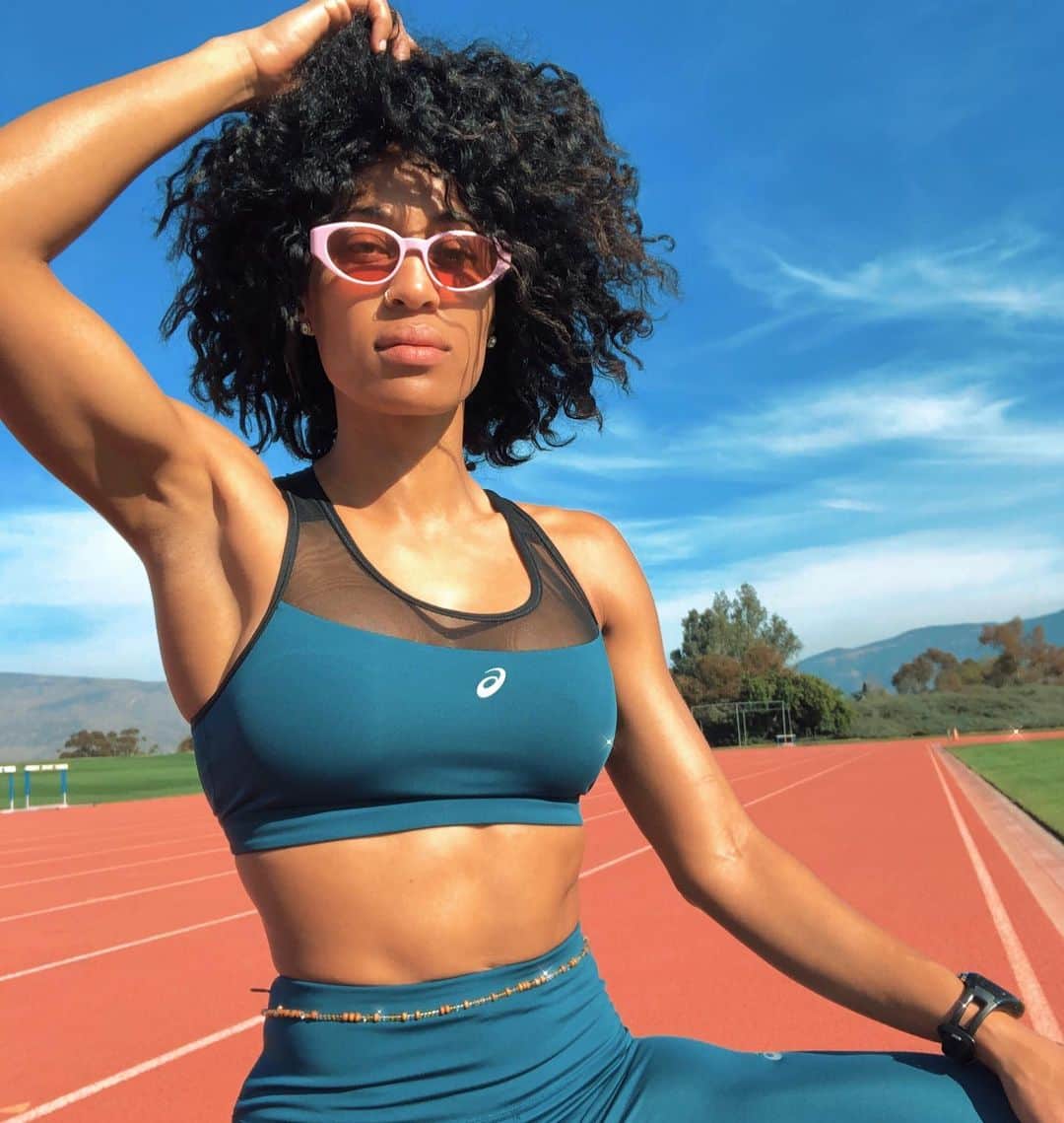 のインスタグラム：「Fast and Fabulous: PHOTO DUMP from today’s track session + a sprint Queen video 🏃🏽‍♀️💨  Everyday, I’m laying the foundation BRICK by BRICK for an outstanding track season but this blue/pink outfit combo and messy curls might’ve been my favorite part of the session. 💙💖   #trackgirls  #wcw #fastandfabulous #goqueengo #fitness #QueenHarrison #queenharrisonclaye」