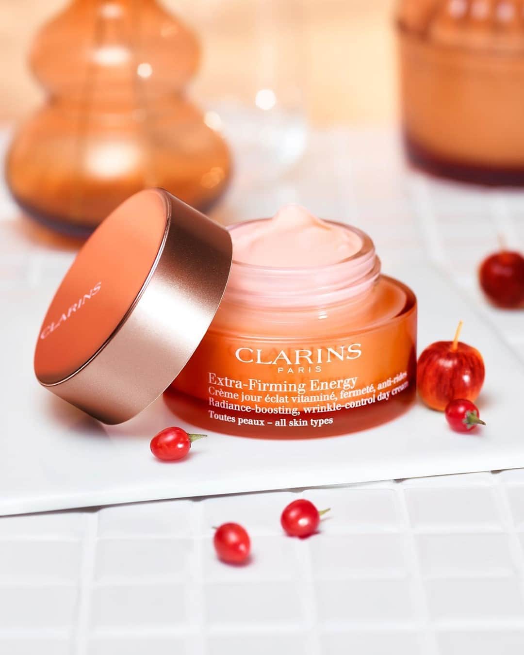 Clarins Canadaのインスタグラム：「Fight the signs of stress and fatigue on your skin with Extra-Firming Energy. You'll instantly look more luminous, thanks to new generation pearls that capture the light. Its hybrid formula will work its anti-aging & energy boosting benefits on your skin all day long!🍒⁣ __________⁣ ⁣ Combattez les signes de fatigue et de stress avec Extra-Firming Energy. La peau retrouve instantanément un aspect plus lumineux grâce à la nouvelle génération de nacres que contient la formule. Un nouveau soin hybride qui offre à la peau fermeté et éclat tout au long de la journée !🍒⁣ .⁣ .⁣ .⁣ #Clarins #LiveBeautifully #EnergizeYourSkin #ExtraFirming」