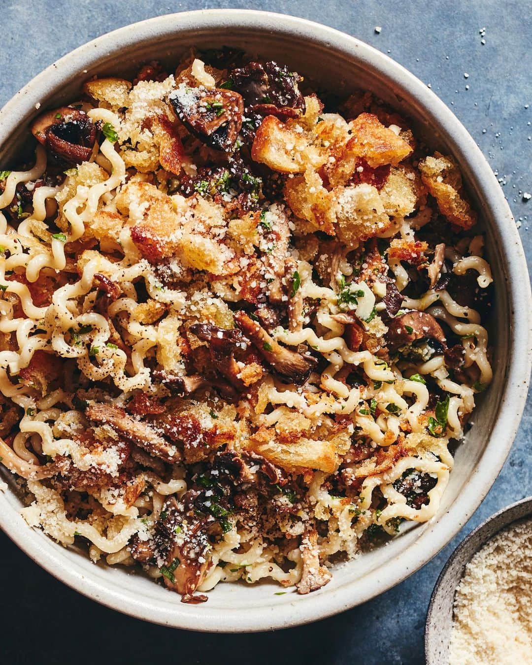 Gaby Dalkinのインスタグラム：「15 of my all time fav cold weather foods are up on the blog today so you can cook, stay cozy, and live your best life!! This roasted mushroom gremolata pasta is one of them and it’s 🔥! Everything linked in my profile https://whatsgabycooking.com/15-of-our-favorite-cold-weather-recipes/」
