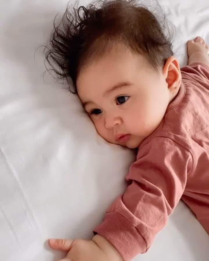 Rianti Cartwrightのインスタグラム：「her fav way to fall asleep ❤️ bengong dulu terus di elus2 alisnya」