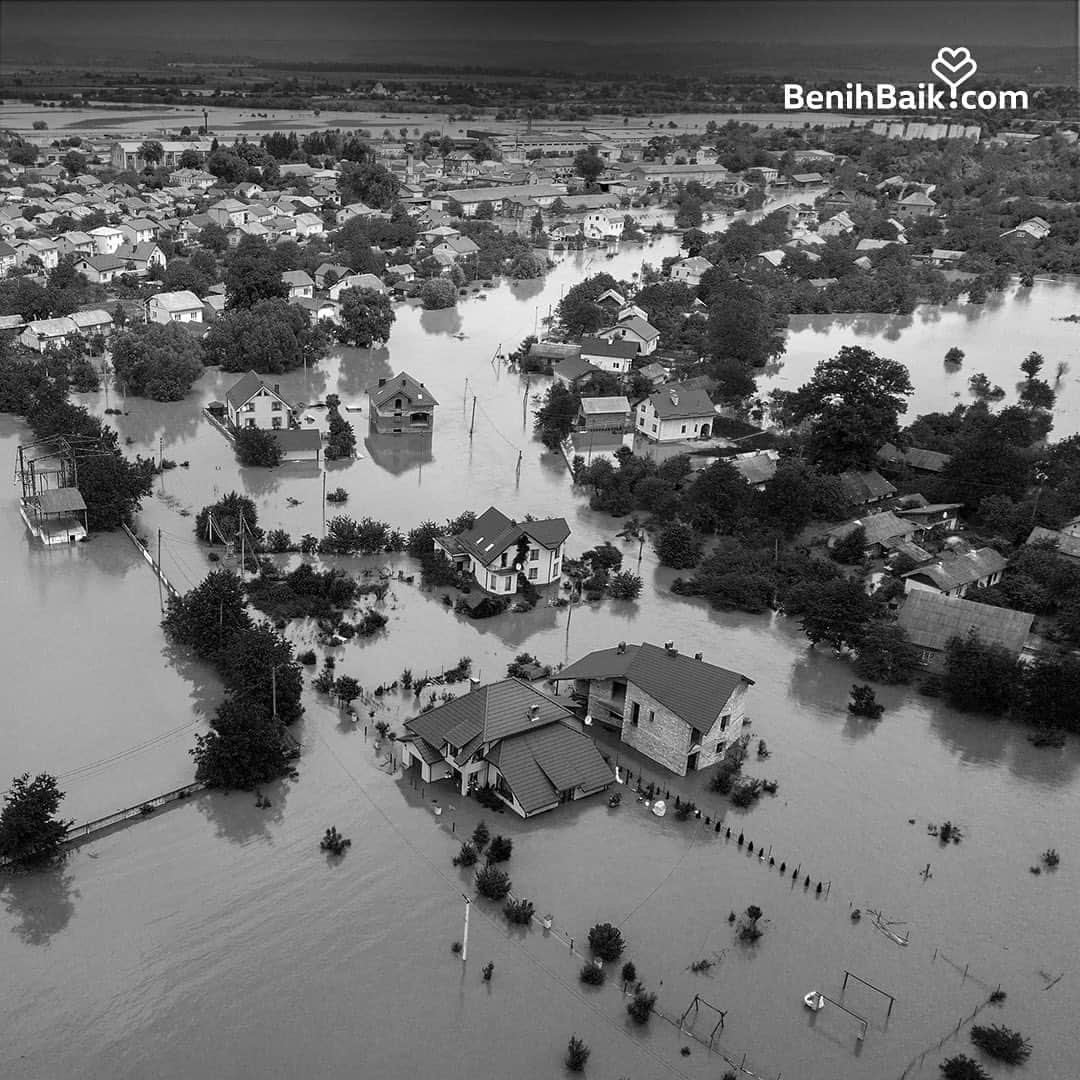 ラライン・シャーのインスタグラム：「Saat ini, banyak teman kita yang sedang diterpa ujian. Di antaranya, masyarakat Kalimantan Selatan yang sedang diuji dengan bencana banjir.  Lebih dari 3000 warga terpaksa mengungsi. Tentu bukan hal yang mudah untuk melalui peristiwa ini.  Tapi aku percaya, masih banyak teman-teman baik di luar yang sana yang mau bersatu membantu teman-teman kita di Kalimantan Selatan untuk bangkit kembali.  Karena itu, aku tergerak untuk menggalang dana bareng @benihbaik untuk menolong teman-teman kita di Kalimantan Selatan pulih kembali.  Yuk kita sama-sama berbagi kebaikan buat mereka. Berapapun rezeki yang kamu bagikan, selalu berarti besar.   Nantinya, donasi akan digunakan untuk menyediakan kebutuhan pokok seperti makanan, susu, dan popok untuk bayi dan manula.  Kamu bisa berdonasi melalui bit.ly/kalselbangkit  Ayo tanam kebaikan selagi masih ada kesempatan 💚」