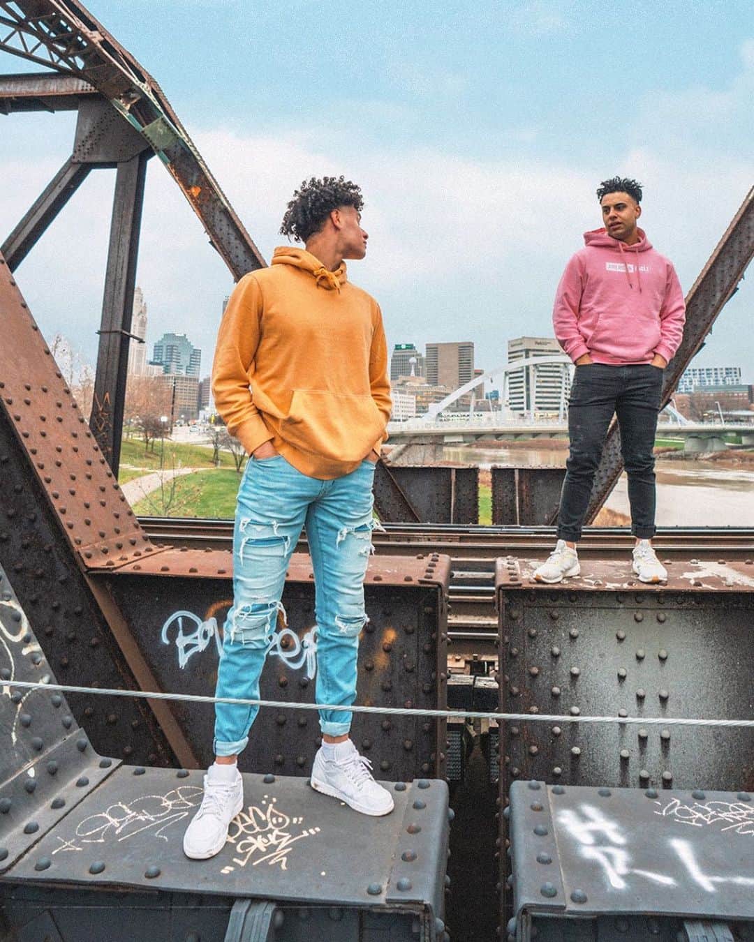 American Eagleのインスタグラム：「When you show up in the same ‘fit but it’s fine cause you both look 🔥 @claywill3_ @colewill_」
