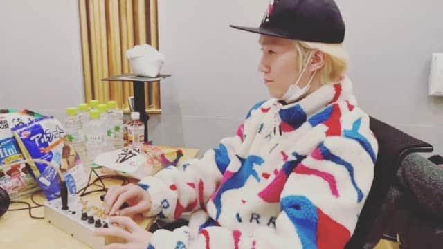 山田義孝のインスタグラム：「🌞🌞🌞 少し前のこと。 昔一目惚れして買った楽器が 日の目をみた。 こう見えて演奏中。 出来るだけ人に会わずに今はただただ準備を進めてる。 完成したら 凄いことになる確信だけ今ある」