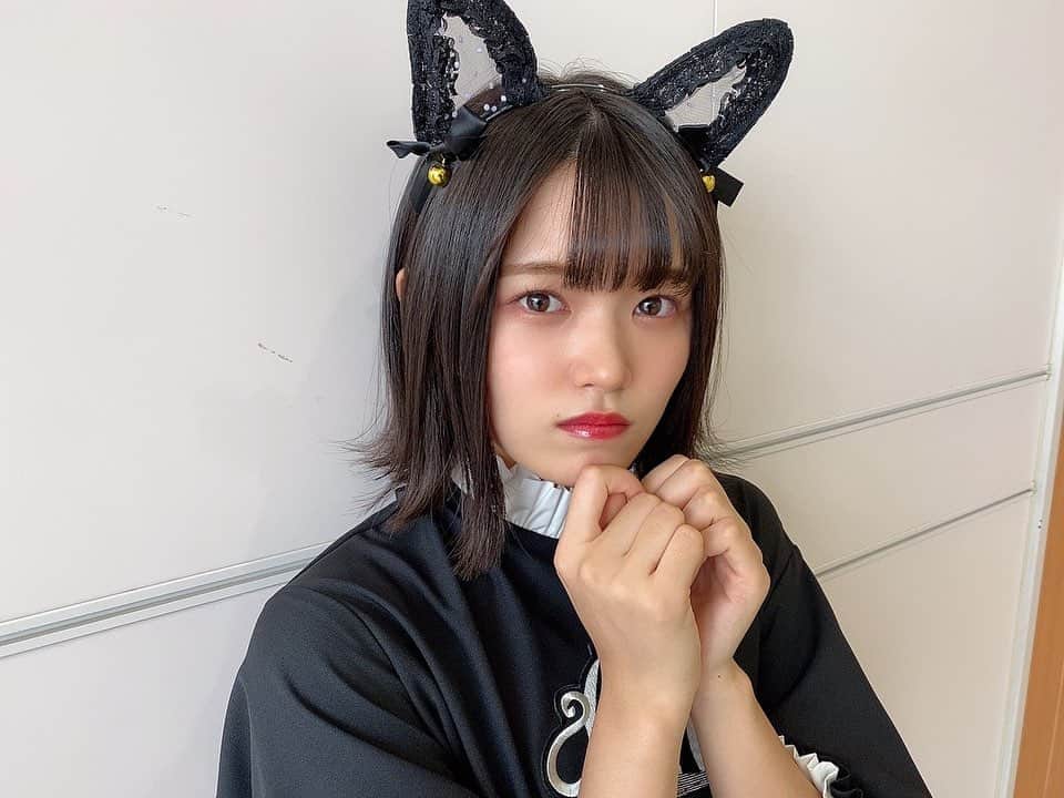 のインスタグラム：「*°﻿ 生写真のオフショット📸﻿ 黒猫になりました( ΦωΦ )﻿ ﻿」