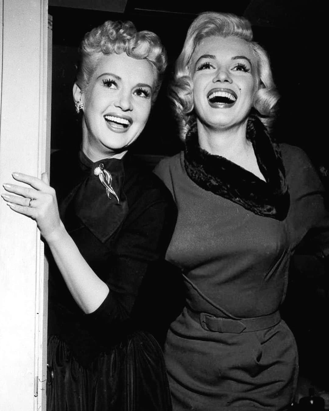 マリリン・モンローさんのインスタグラム写真 - (マリリン・モンローInstagram)「Marilyn with her gorgeous co-stars Betty Grable and Lauren Becall on the set of “How to Marry a Millionaire” in 1953. They all look so happy and seemed like best friends while filming ❤️🥰」2月4日 11時35分 - welovemarilyn