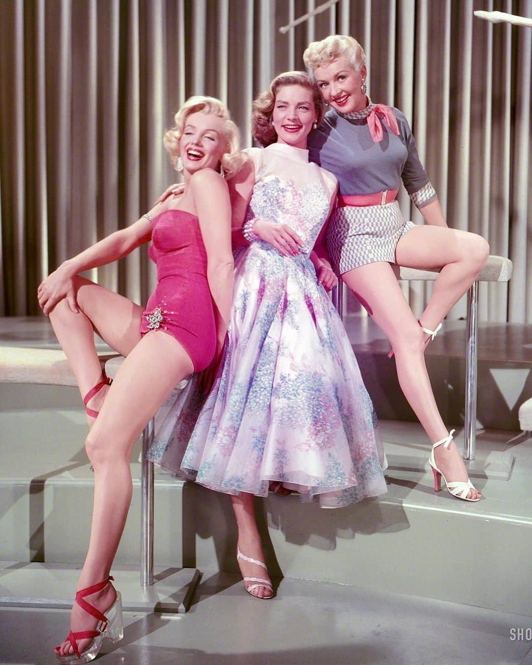 マリリン・モンローのインスタグラム：「Marilyn with her gorgeous co-stars Betty Grable and Lauren Becall on the set of “How to Marry a Millionaire” in 1953. They all look so happy and seemed like best friends while filming ❤️🥰」