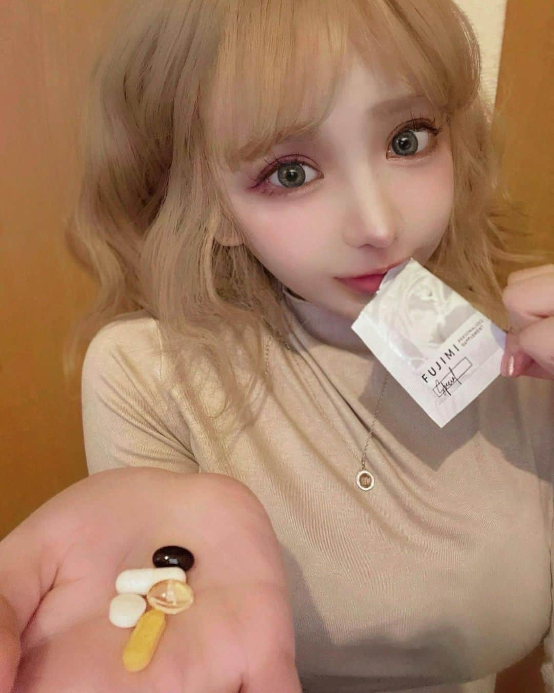 のインスタグラム：「・ その時の肌の調子に合わせて自分専用のサプリを処方してくれる、パーソナライズサプリ「FUJIMI」を飲んで4ヶ月目 @fujimi_official  冬だから、お肌乾燥気味らしくて、乾燥知らずの処方に変えてもらったよ💧  お肌に栄養ちゃんと与えると、夜更かしでできた吹出物とかだいぶ落ち着くし、乾燥してた肌も調子良くなってきて嬉しい🌵  個別包装だから、ミニバッグに入れても、場所を取らないし、持ち歩き便利で助かる🥰  #pr#fujimi #カスタマイズサプリ#肌診断 #fujimiサプリ #フジミ #サプリメント #サプリ #美容 #美容好きな人と繋がりたい #美容オタク #美肌 #美肌ケア #肌ケア #肌質改善 #美意識 #美意識高い人と繋がりたい#パーソナライズサプリ」