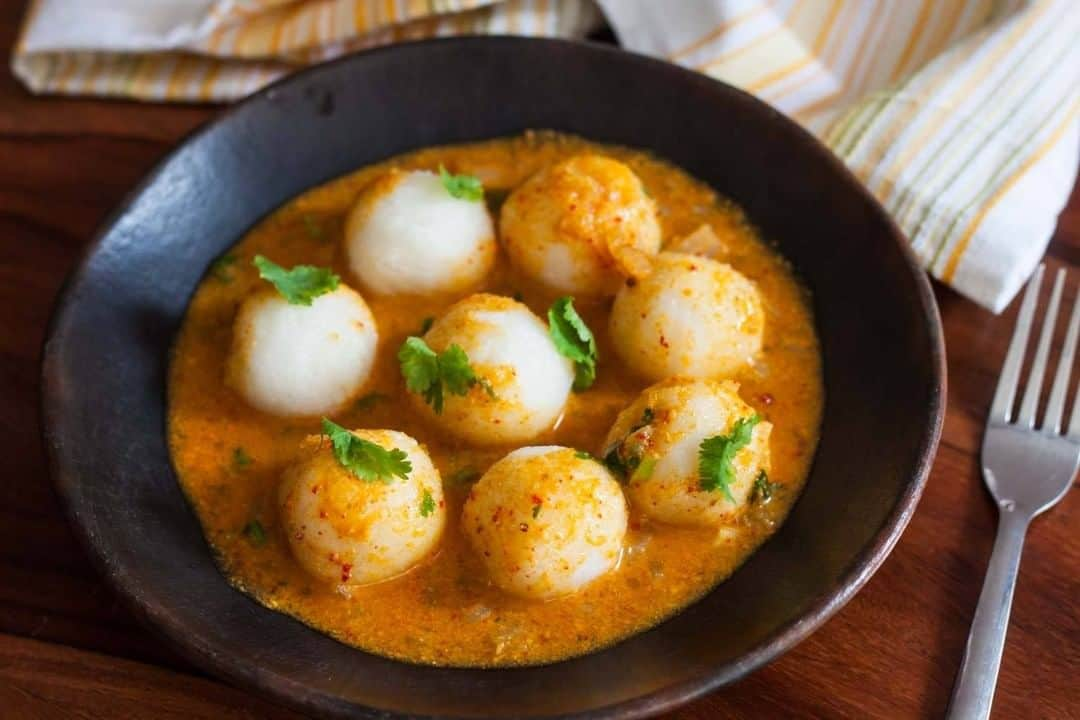 Archana's Kitchenさんのインスタグラム写真 - (Archana's KitchenInstagram)「Mangalorean Style Masala Pundi Recipe, soft rice dumplings dipped in a ground coconut onion gravy is a perfect breakfast dish you must try!  Get the recipe from the smart.bio link in my profile @archanaskitchen . . . . . #recipes #easyrecipes #breakfast #Indianbreakfast #archanaskitchen #healthyeating #highprotein #breakfastclub #dosa #dosarecipes #dosabatter #ragi #ragidosa #mysoremasaladosa #homemadefood #eatfit #cooking #food #healthyrecipes #foodphotography #recipeoftheday #comfortfood #deliciousfood #delicious #instayum」2月4日 11時30分 - archanaskitchen