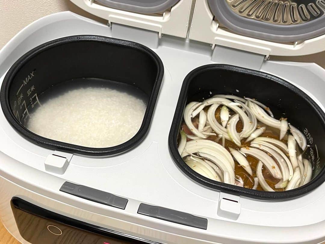 下平夏奈さんのインスタグラム写真 - (下平夏奈Instagram)「２つの鍋でごはんとおかずを 自動で同時に調理できる『ツインシェフ』 を使ってハヤシライスをつくりました♪ @shopjapan_official   材料を切って、入れてスイッチを押すだけ！ つくるレシピに合わせて 自動で調理をしてくれます。  専用の蒸しプレートを使うと最大4品の 料理が完成するよ！  こんな便利アイテムを待ってたーーー‼️  予約機能や保温機能もあるので お出かけ前にセットしたり、 ツインシェフを使っている間に 洗濯、掃除などの家事をするのも良し！  とにかく時短で美味しい料理が 完成するのは嬉しすぎる✨  もちろん片方の鍋だけ調理することもできるよ♪  他にも お粥や煮物、スープだけでなく ケーキやヨーグルトなど 12種類の設定があり、使い方次第で 色んな料理がつくれちゃう驚きの高性能！！！  次はツインシェフでケーキをつくってみようかな♪  販売価格からSNS特別割引にて 『5,000円OFFのクーポン』を発行していただいたので、 ご購入される方はぜひお得にゲットしてください♪  ●クーポン(ワクワクコード) 『INF3398』 ●利用期限  2021年2月26日23:59まで ● https://bit.ly/3i68TWB  #PR #ツインシェフ #shopjapan #時短 #時短レシピ #時短料理 #簡単料理 #鍋 #おうちごはん #ツインシェフ生活 #生活家電 #自動調理　 #簡単レシピ #時短レシピ #ハヤシライス #さつまいも　 #おうちカフェ #おうちごはん」2月4日 11時31分 - kana0412.sss