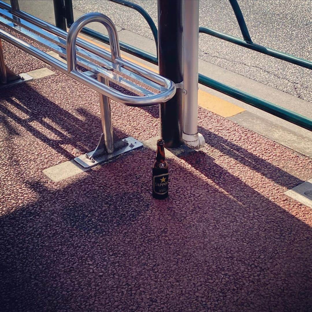 KEN KAGAMIさんのインスタグラム写真 - (KEN KAGAMIInstagram)「バス停に瓶ビール　😂」2月4日 11時32分 - kenkagami