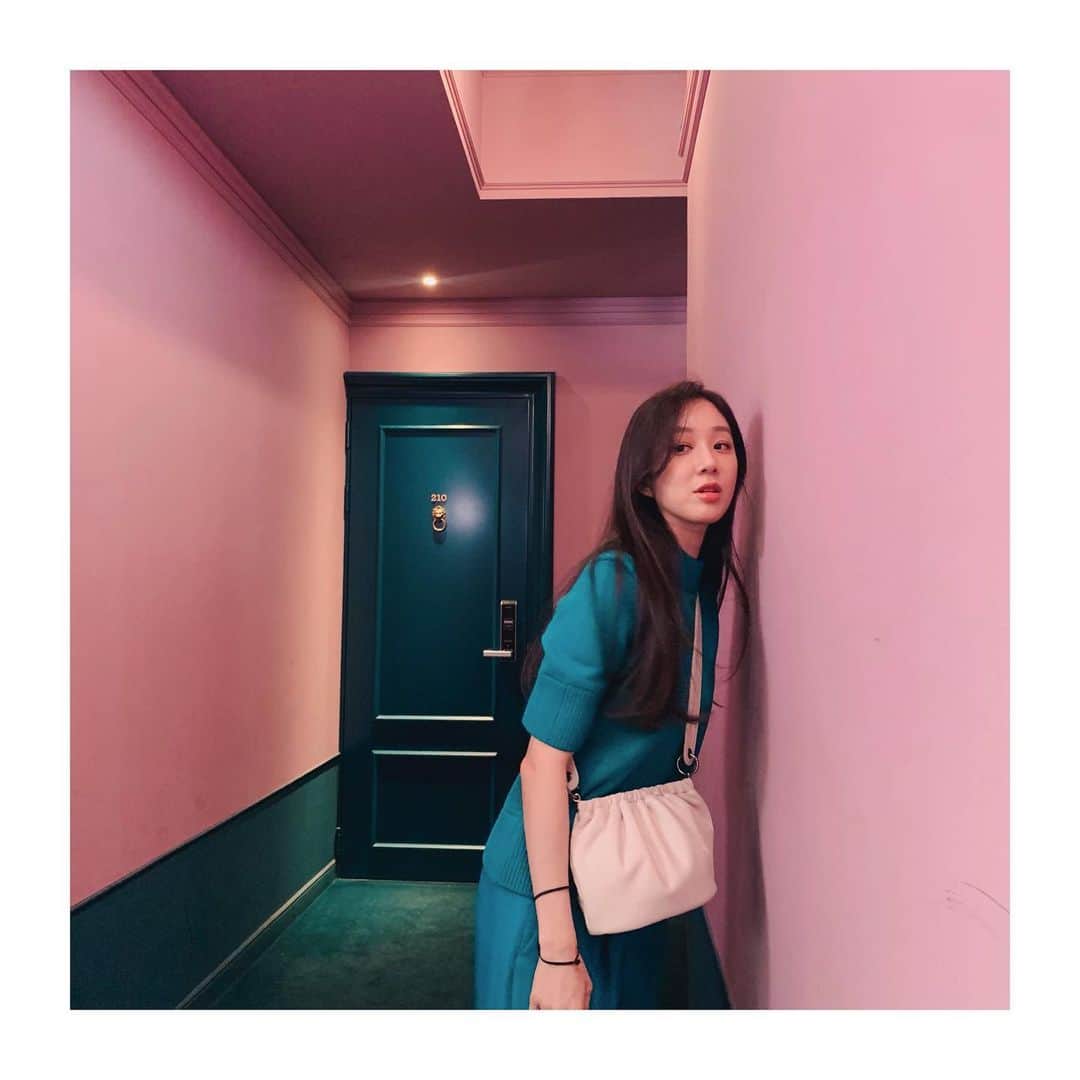 チョン・リョウォンさんのインスタグラム写真 - (チョン・リョウォンInstagram)「💙💚🤍💚💙 촬영중 깔맞춤 발견>_<」2月4日 11時35分 - yoanaloves
