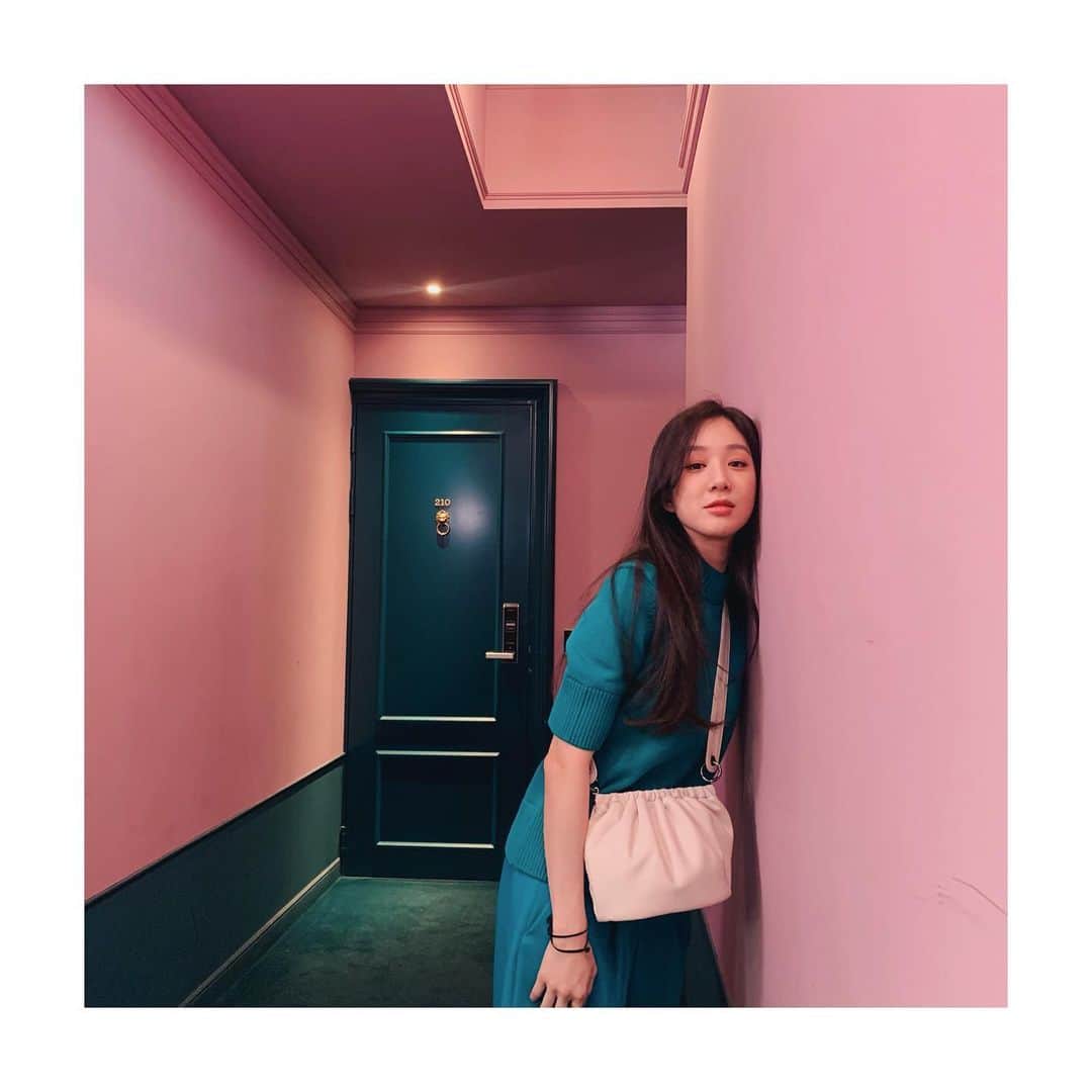 チョン・リョウォンさんのインスタグラム写真 - (チョン・リョウォンInstagram)「💙💚🤍💚💙 촬영중 깔맞춤 발견>_<」2月4日 11時35分 - yoanaloves
