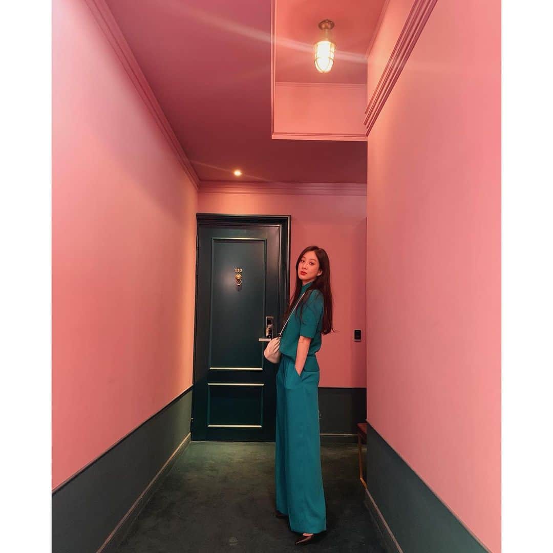 チョン・リョウォンさんのインスタグラム写真 - (チョン・リョウォンInstagram)「💙💚🤍💚💙 촬영중 깔맞춤 발견>_<」2月4日 11時35分 - yoanaloves
