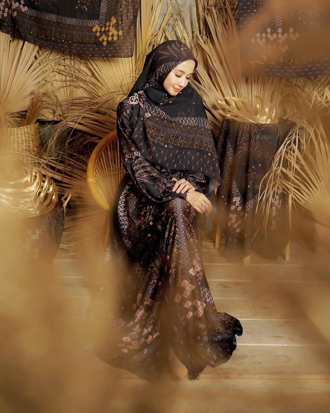 ラウディアシンシアベラのインスタグラム：「Bismillah..   Hi L'girls..  Alhamdulillah,ini adalah termasuk salah satu koleksi “Pariaman” dari Minang Series yang kita launching bulan Agustus lalu dan sampai sekarang MasyaAllah sekali peminatnya luar biasa. Terimakaih yaaa,yang sudah sabar nunggu karena harus pre-order 🤎   Nah selain warna black yang aku pakai ada pilihan warna lain. Coba di slide yaaaa..  yang di pakai Mba Dina @dinalorenza1975  warna Walnut. Untuk kamu yang ingin terlihat lebih bold bisa memilih warna hitam, jika mood kamu ingin warna yang lebih lembut bisa memilih earth tone color walnut ini.  Stay Safe n Healthy yaaaa..  semoga Allah Subhaanahu Wa Ta'ala selalu menjaga kita semua🌹」
