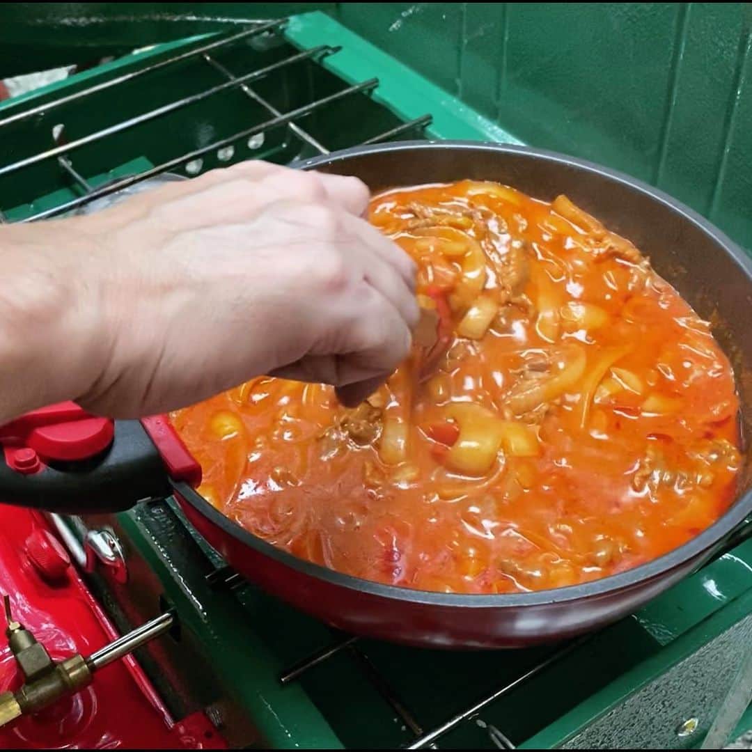 植草克秀のインスタグラム：「パンと一緒に食べるために、焼いてる間にビーフストロガノフぽいもの作り。﻿ ﻿ 自分の好みでデミグラスソースとホールトマト缶を入れてぐつぐつと。﻿ ﻿ 俺はデミグラが多い方が好み！﻿ ﻿ ﻿ #植草克秀  #katsuhideuekusa  #キャンプ」
