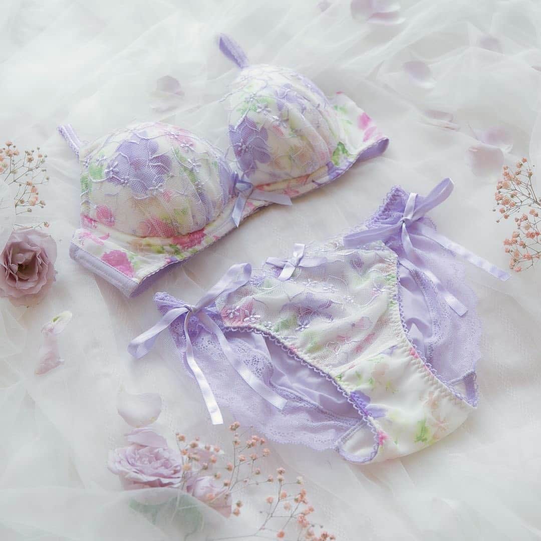リサマリのインスタグラム：「﻿ ﻿ ﻿ ほどよい甘さのある大人なパープルカラー。﻿ リボンショーツとのコーディネートは、華やかで女性らしい雰囲気を演出してくれます。﻿ ﻿ ﻿ 2021spring&summer ﻿ NEW collection﻿ ﻿ No.68030/68031/68032﻿ リサマリ アンベル ブラジャー(B-Hcup)﻿ ¥2,750〜﻿ ﻿ No.78032﻿ リサマリ アンベル リボンショーツ(Msize)﻿ ¥1,980﻿ ﻿ ﻿ #risamagli﻿ #bra﻿ #lingerie﻿ #underwear」