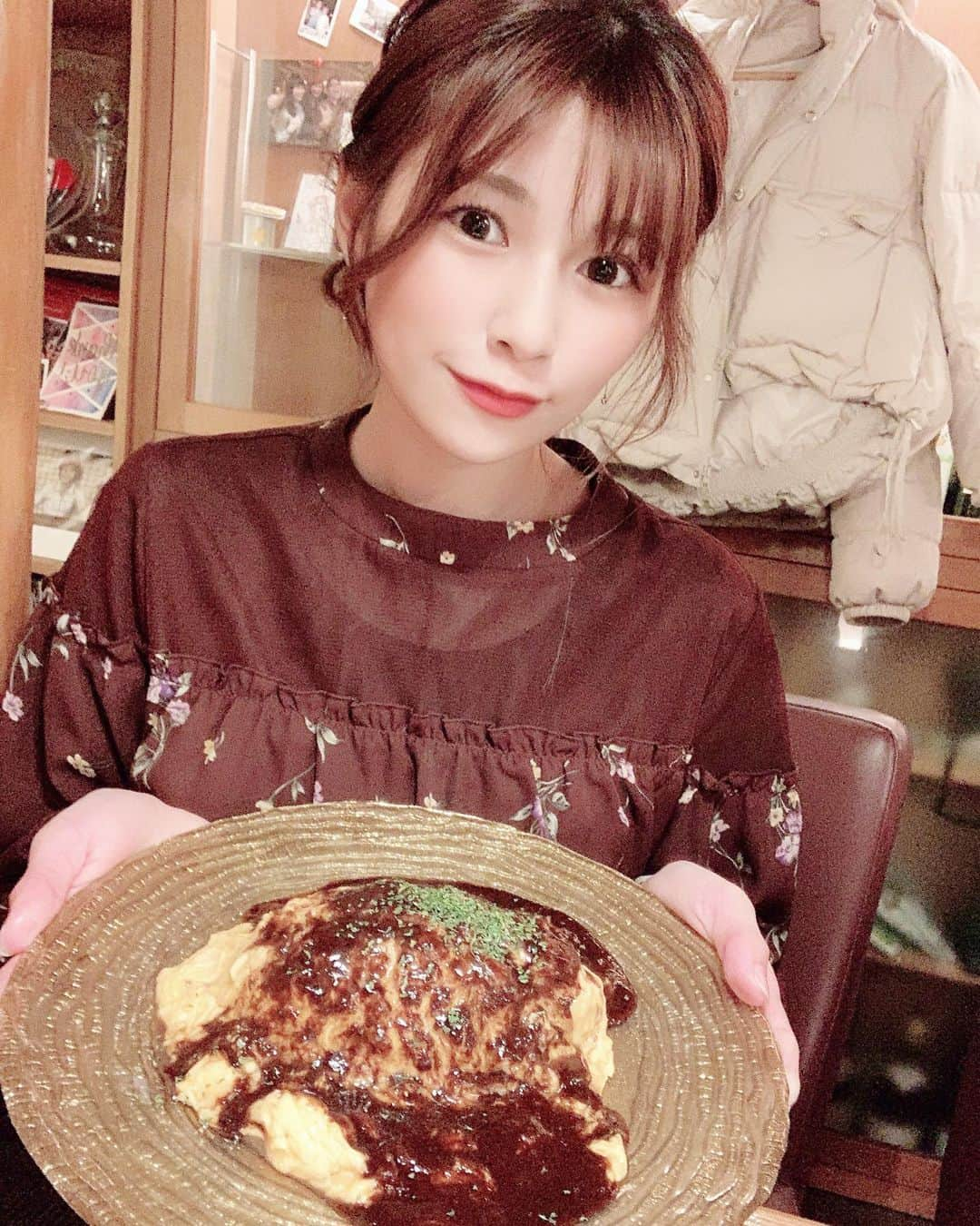 日比野友香さんのインスタグラム写真 - (日比野友香Instagram)「TikTokで話題のオムライスのお店 🍳⸝꙳.‎˖﻿ ﻿ ﻿ 京都先斗町の細い路地にある予約制の名店﻿ 『ザ・洋食屋キチキチ』@kichikichi_omurice さんへ 去年の秋に行ってきました！﻿ ﻿ オムライスパフォーマンスが美し過ぎるのと、﻿ パワフルな店長さんが面白かったです☺️✨﻿ 楽しませて頂きました♡﻿ ﻿ 同じ事務所のまゆと一緒に行ったんですけど、﻿ この子のリアクションが良すぎて（笑）﻿ (動画の声聞いてね🗣)﻿ ﻿ ﻿ ワンランク上のオムライス♡﻿ 高級な味で、とっても美味しかったので﻿ 皆さんもぜひ行ってみては…🎗﻿ ﻿ ﻿ ﻿ ﻿」2月4日 11時57分 - tomokahibino