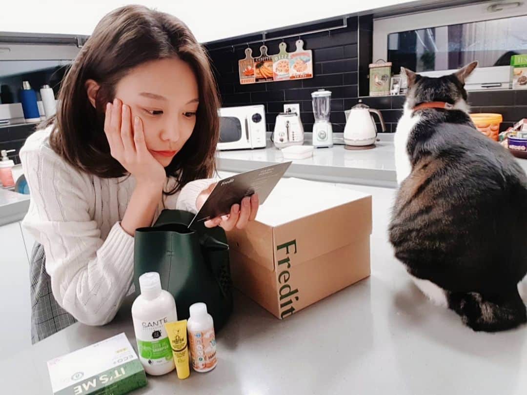 シン・ソユルのインスタグラム：「⠀ ⠀ 선물받은 유기농 공부중🍒 ⠀ ⠀」